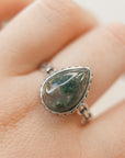 Anillo Gota de Ágata Musgo en Plata – Armonía, Conexión Natural y Crecimiento Interior