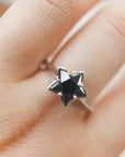 Anillo Estrella de Espinela Negra en Plata – Protección, Confianza y Energía de Enraizamiento