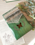 Kalimba de madera con mariposa