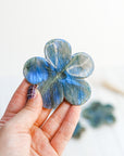 Flor de Labradorita con Esfera de Cuarzo – Magia, Intuición y Claridad