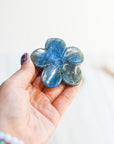Flor de Labradorita con Esfera de Cuarzo – Magia, Intuición y Claridad