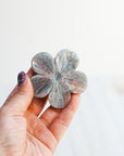 Flor de Labradorita con Esfera de Cuarzo – Magia, Intuición y Claridad