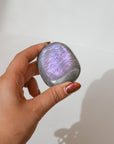 Palmstone de Labradorita Morada – Intuición, Transformación y Protección