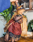 Brujas decorativas en escoba