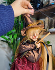 Brujas decorativas en escoba