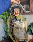 Brujas decorativas en escoba