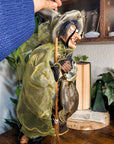 Brujas decorativas en escoba