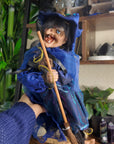 Brujas decorativas en escoba