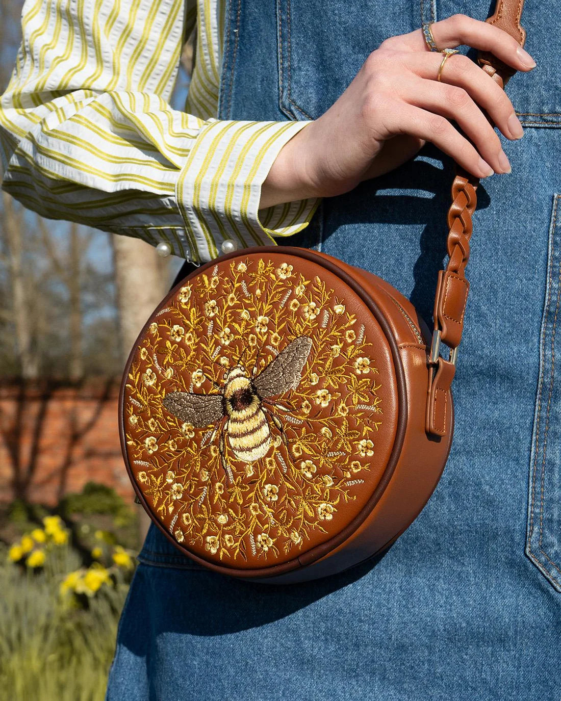 Bolso redondo bordado Abeja