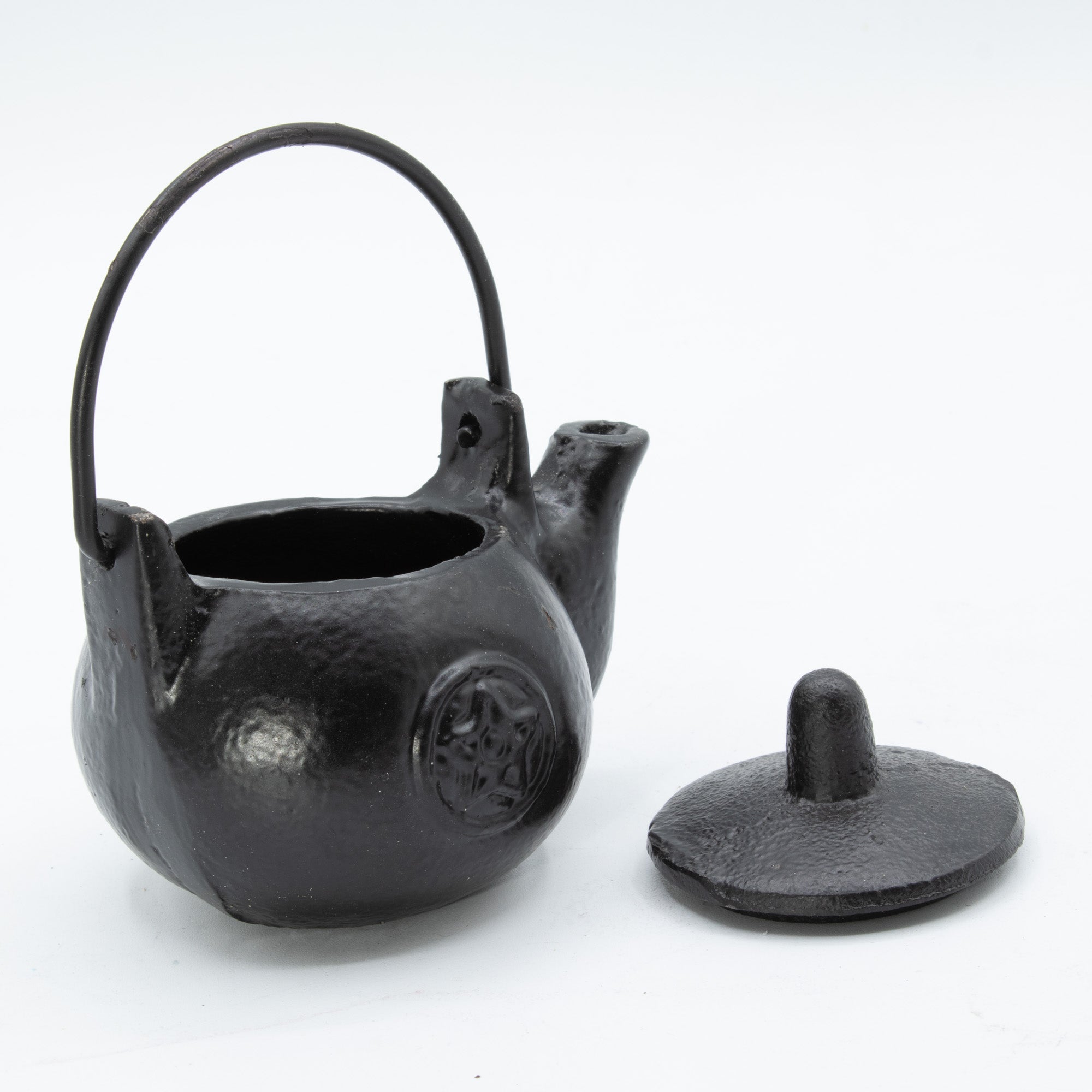 Olla ritual de hierro con pentagrama