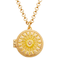 Collar con reliquiario dorado de sol