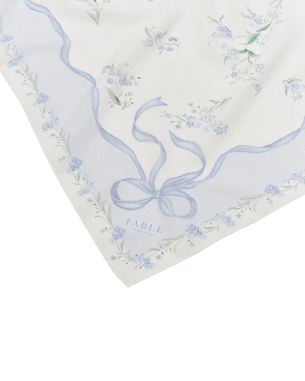 Pañuelo cuadrado de lazo azul y flores