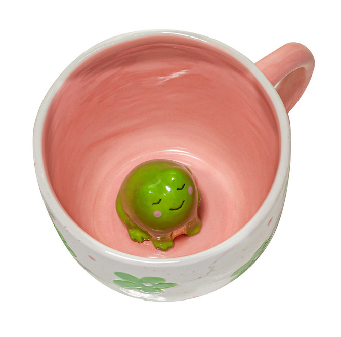 Taza con figurita de rana en el interior