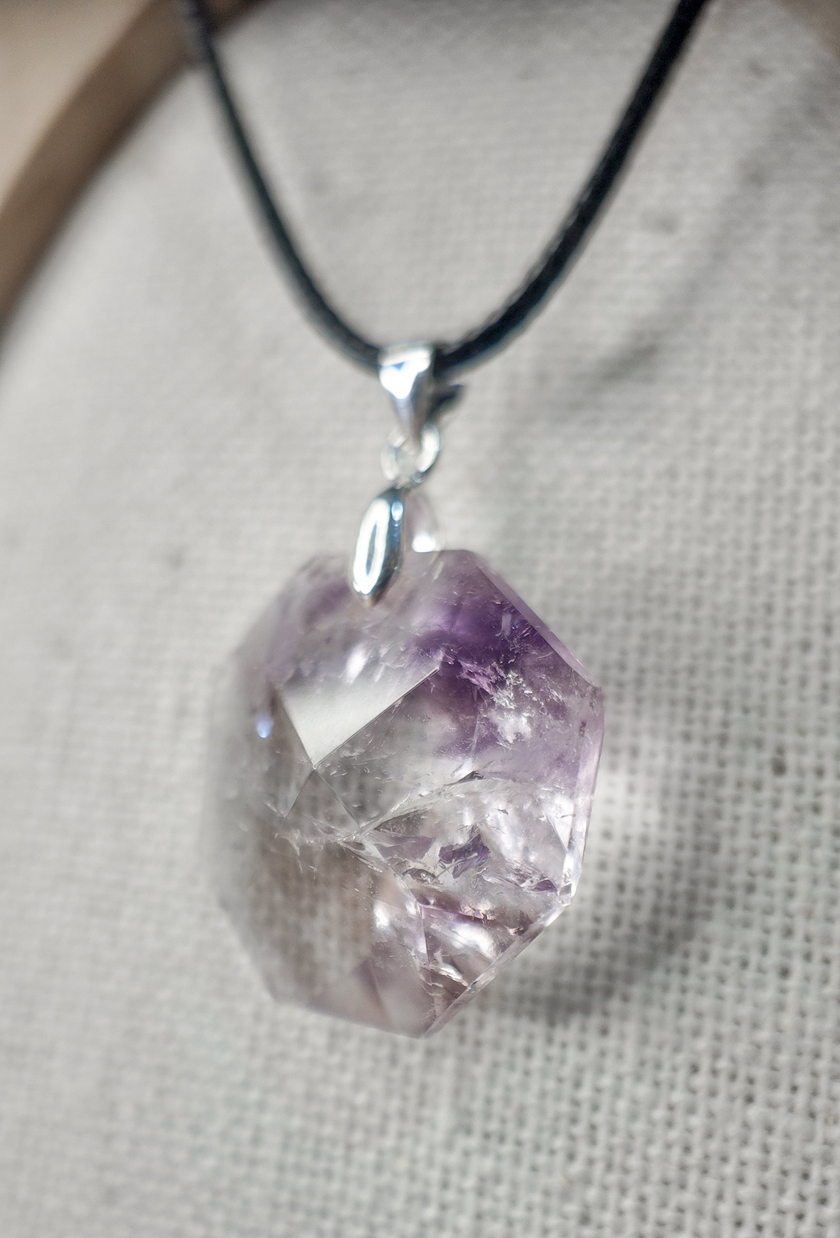 Abalorio amatista geometrica y plata