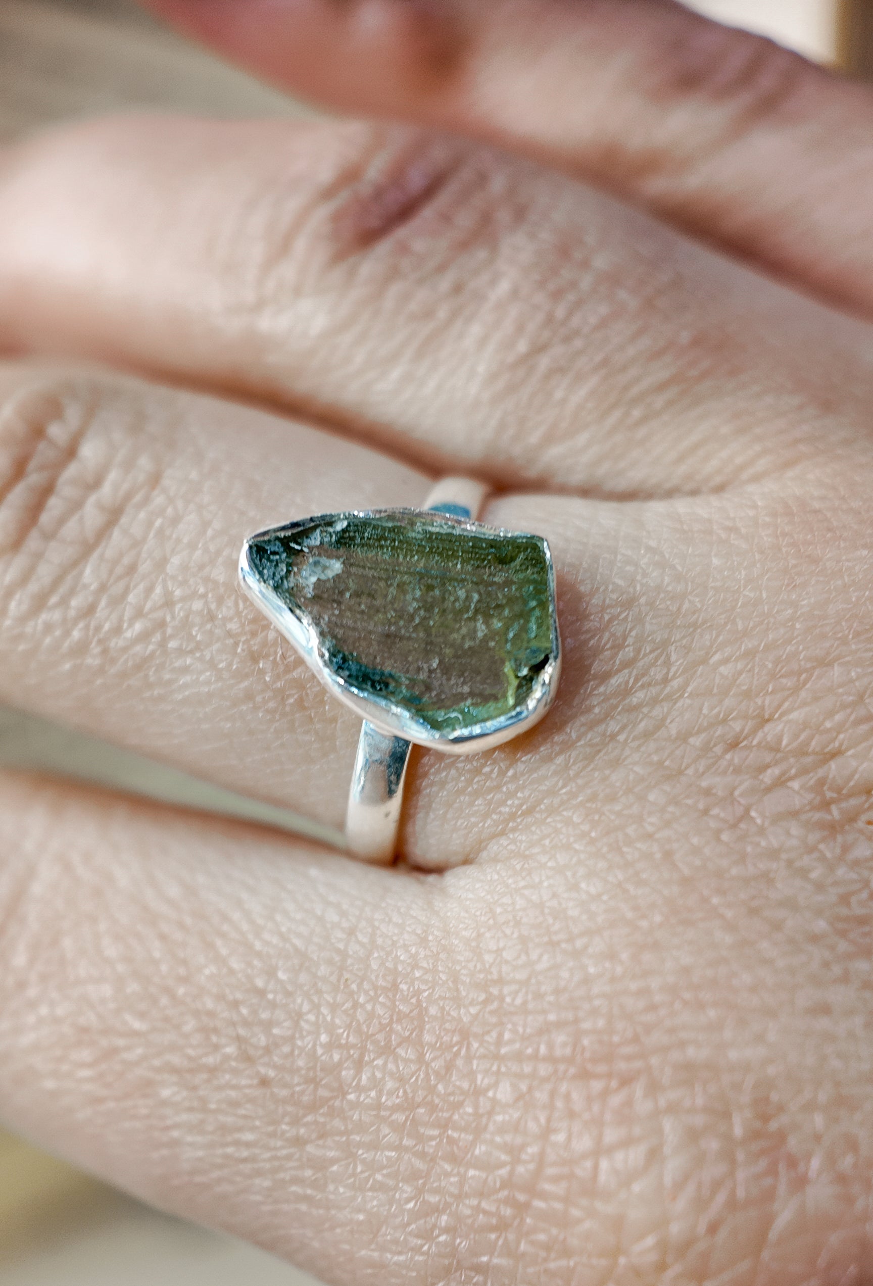 Anillo Moldavita y plata artesanal - Pequeño
