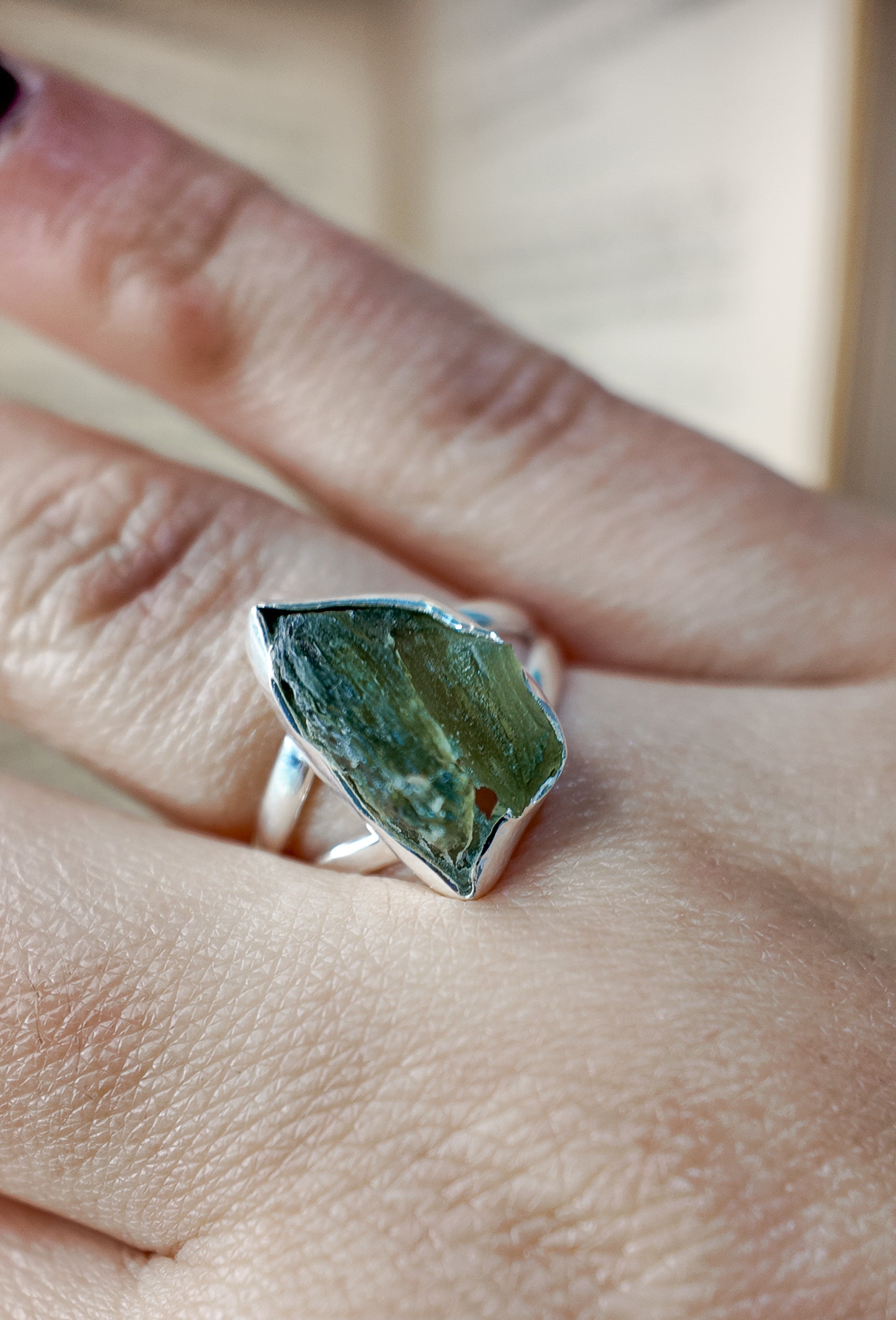 Anillo Moldavita y plata artesanal - Pequeño