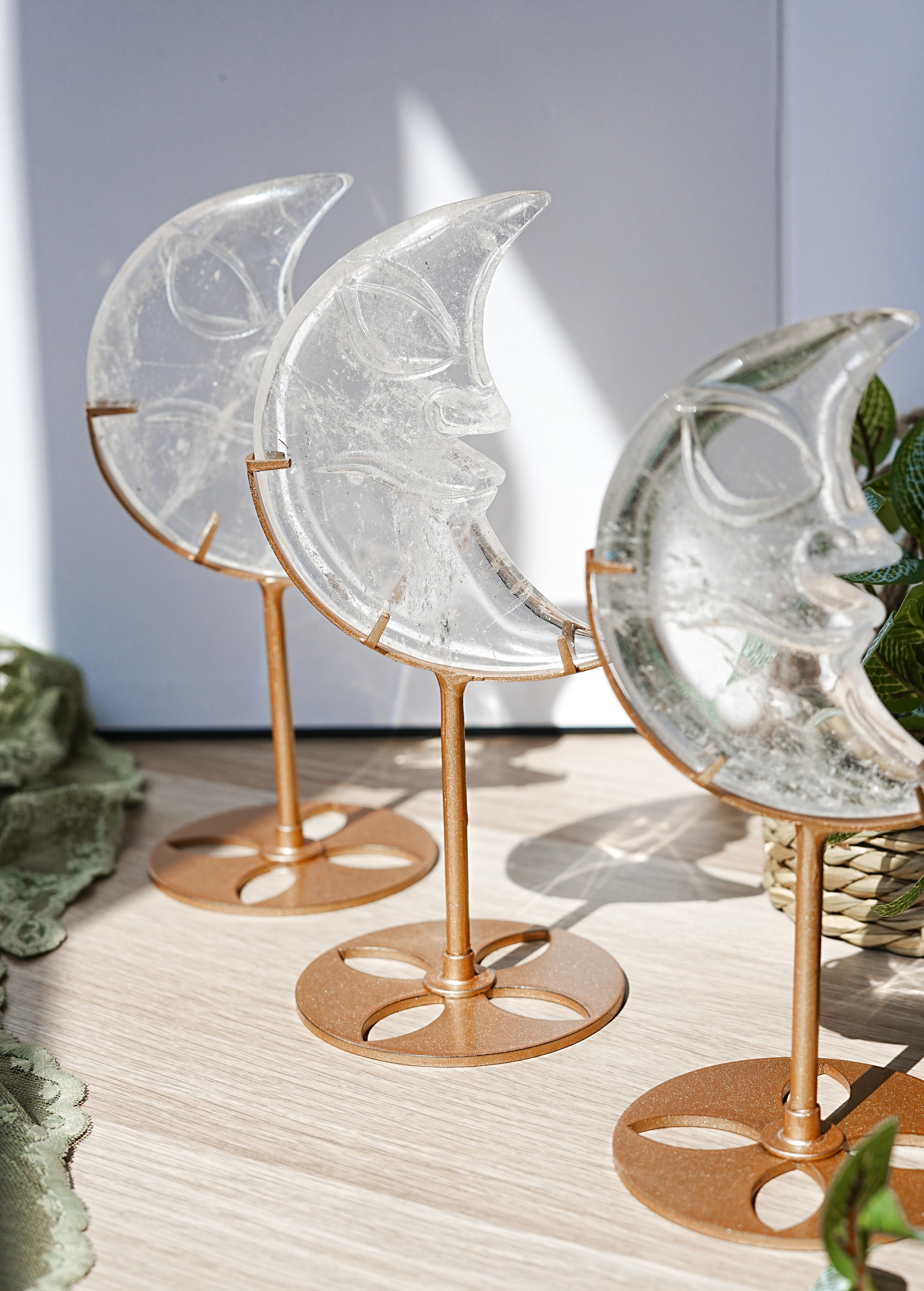 Luna de Cuarzo Cristal con Rostro y Soporte – Claridad, Energía y Sanación
