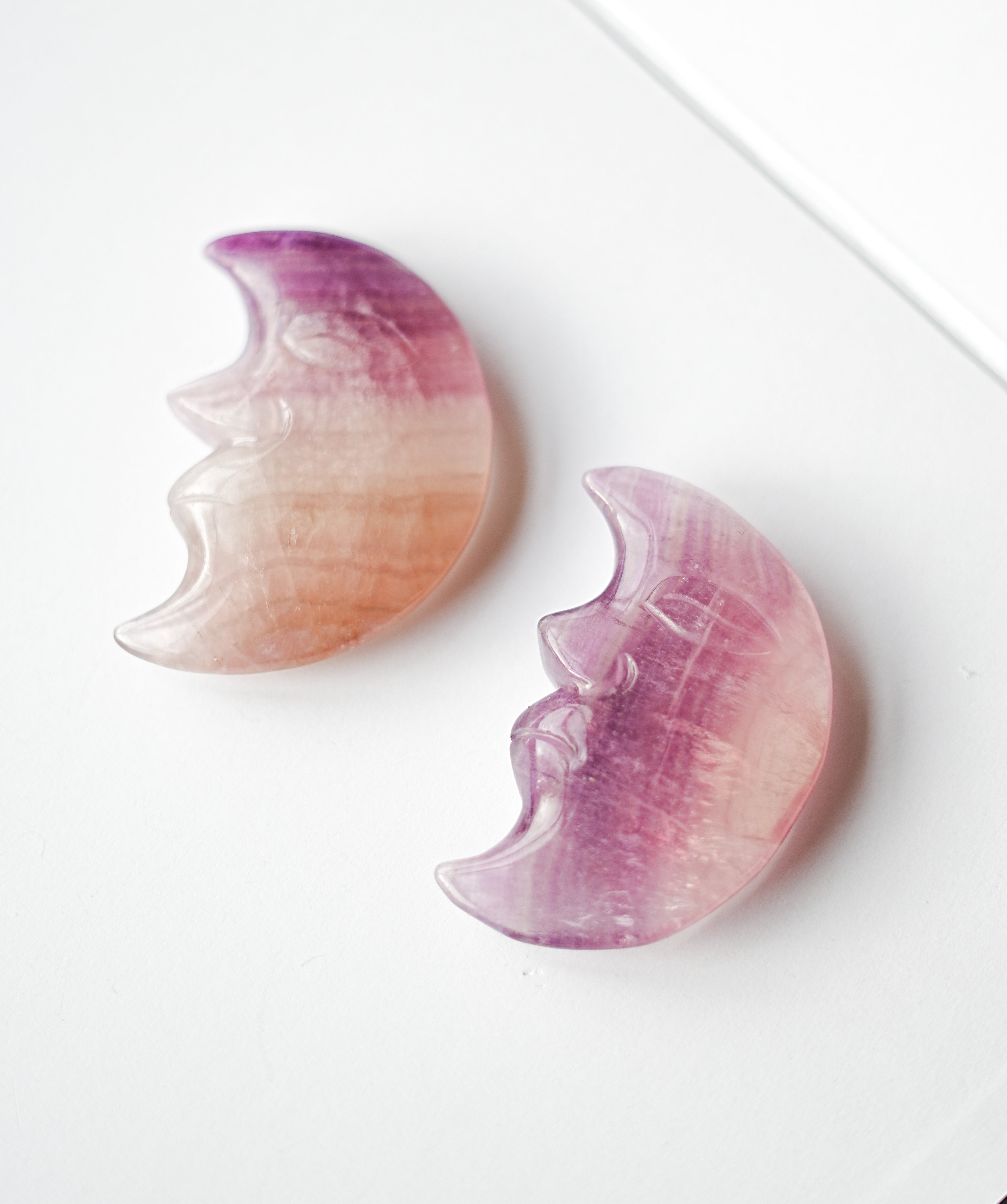 Luna de Fluorita con Rostro – Protección, Intuición y Claridad Mental