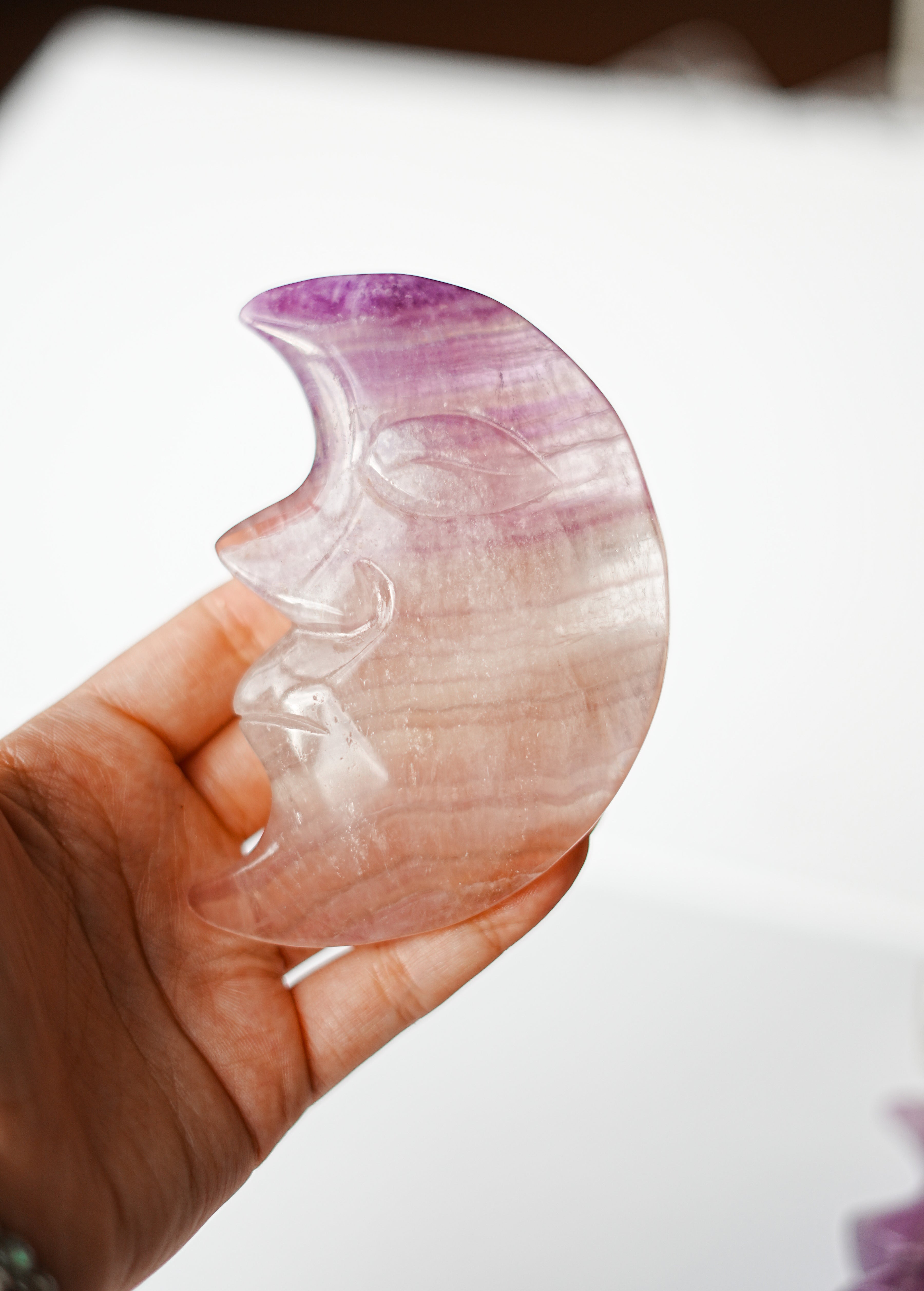 Luna de Fluorita con Rostro – Protección, Intuición y Claridad Mental