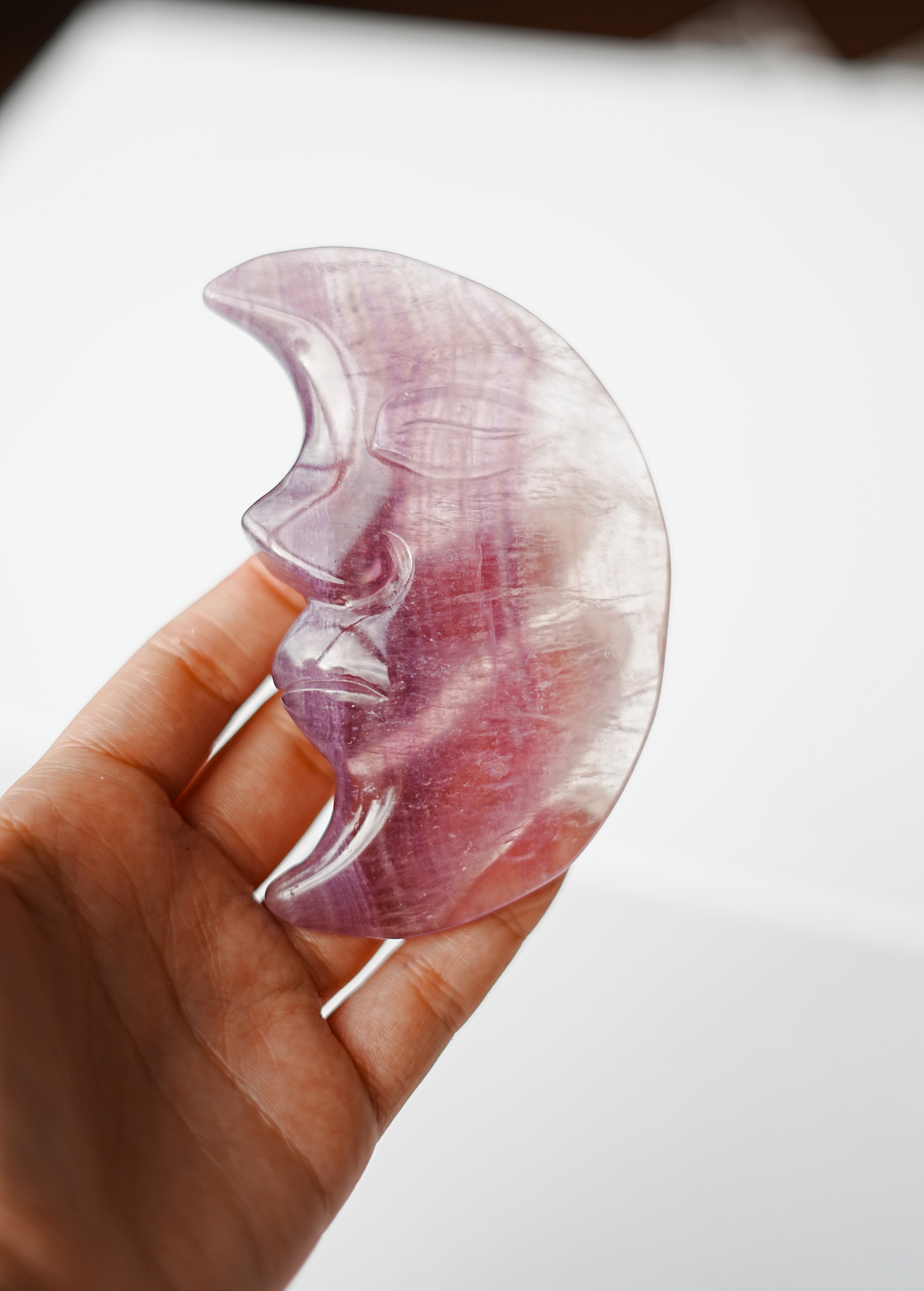 Luna de Fluorita con Rostro – Protección, Intuición y Claridad Mental