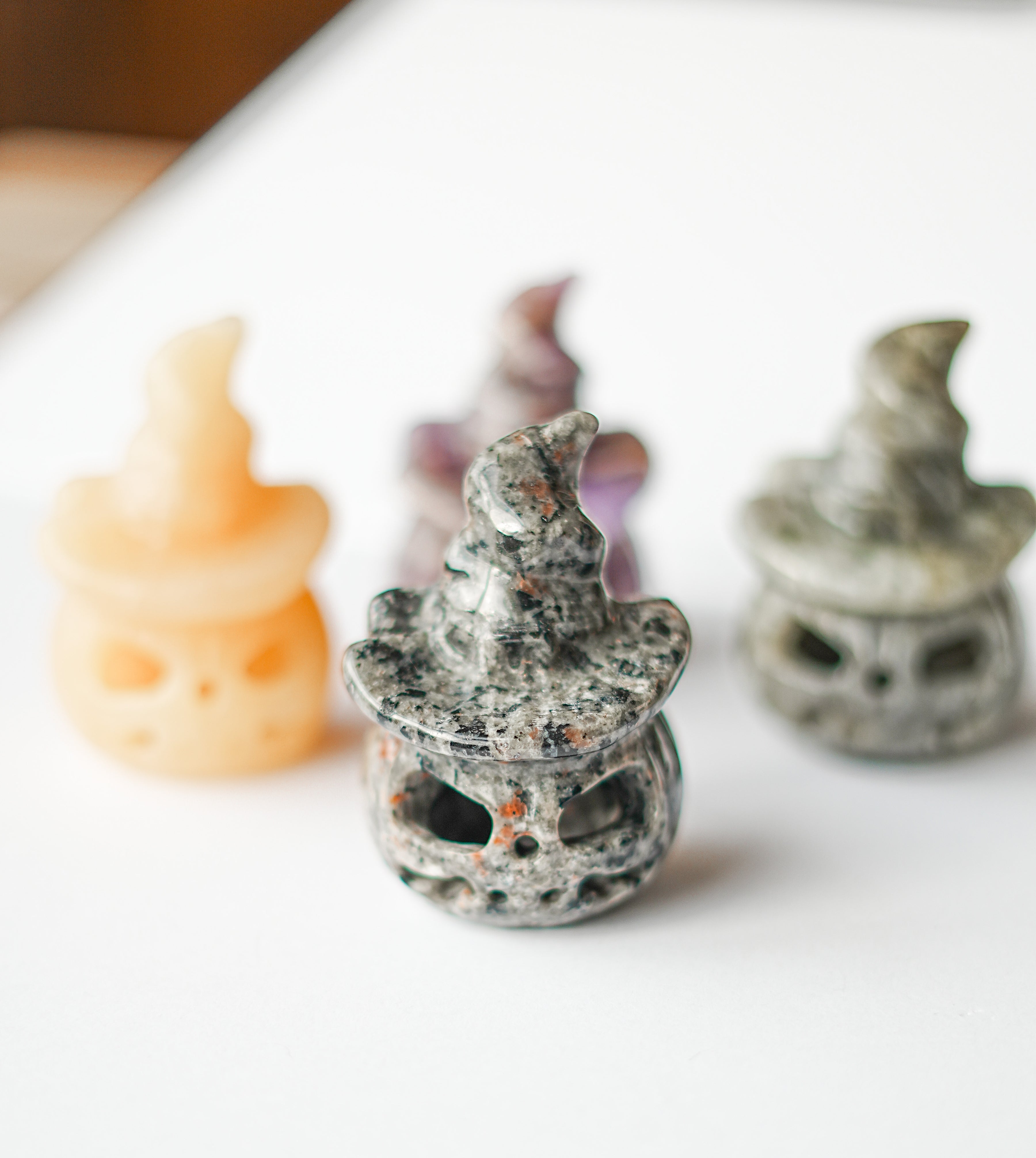 Calabaza con Sombrero de Bruja – Mineral Aleatorio – Magia, Protección y Abundancia
