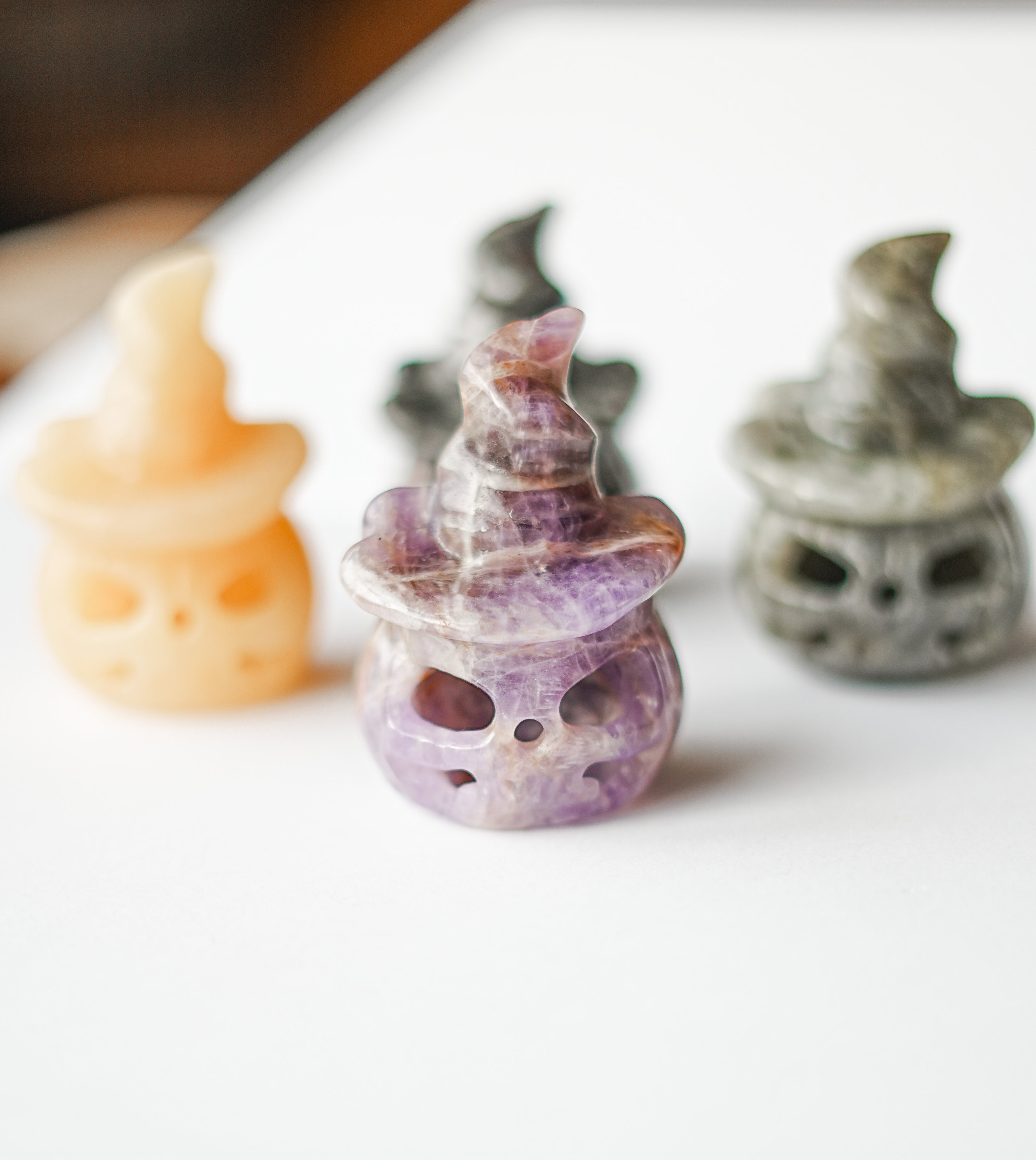 Calabaza con Sombrero de Bruja – Mineral Aleatorio – Magia, Protección y Abundancia