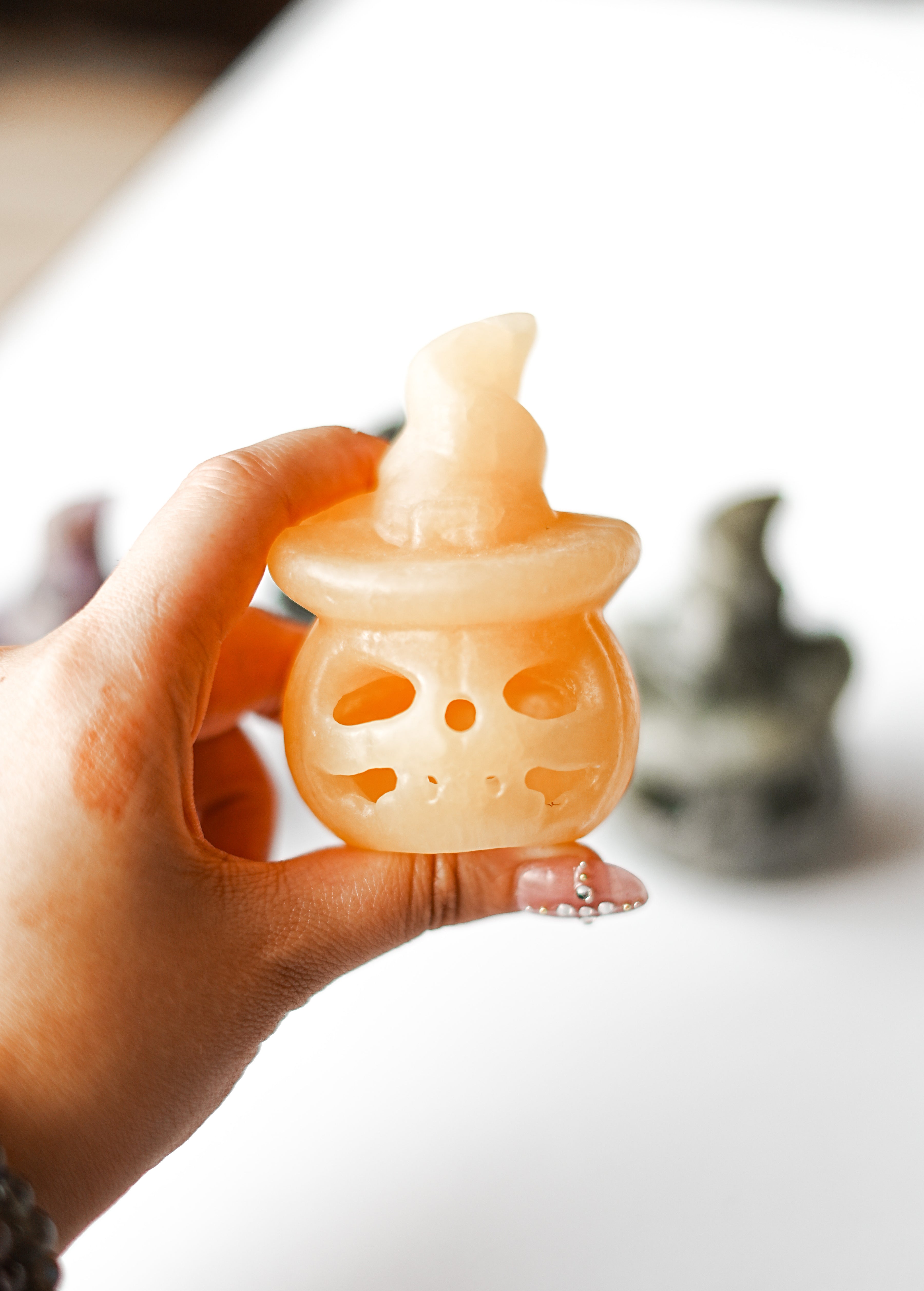 Calabaza con Sombrero de Bruja – Mineral Aleatorio – Magia, Protección y Abundancia