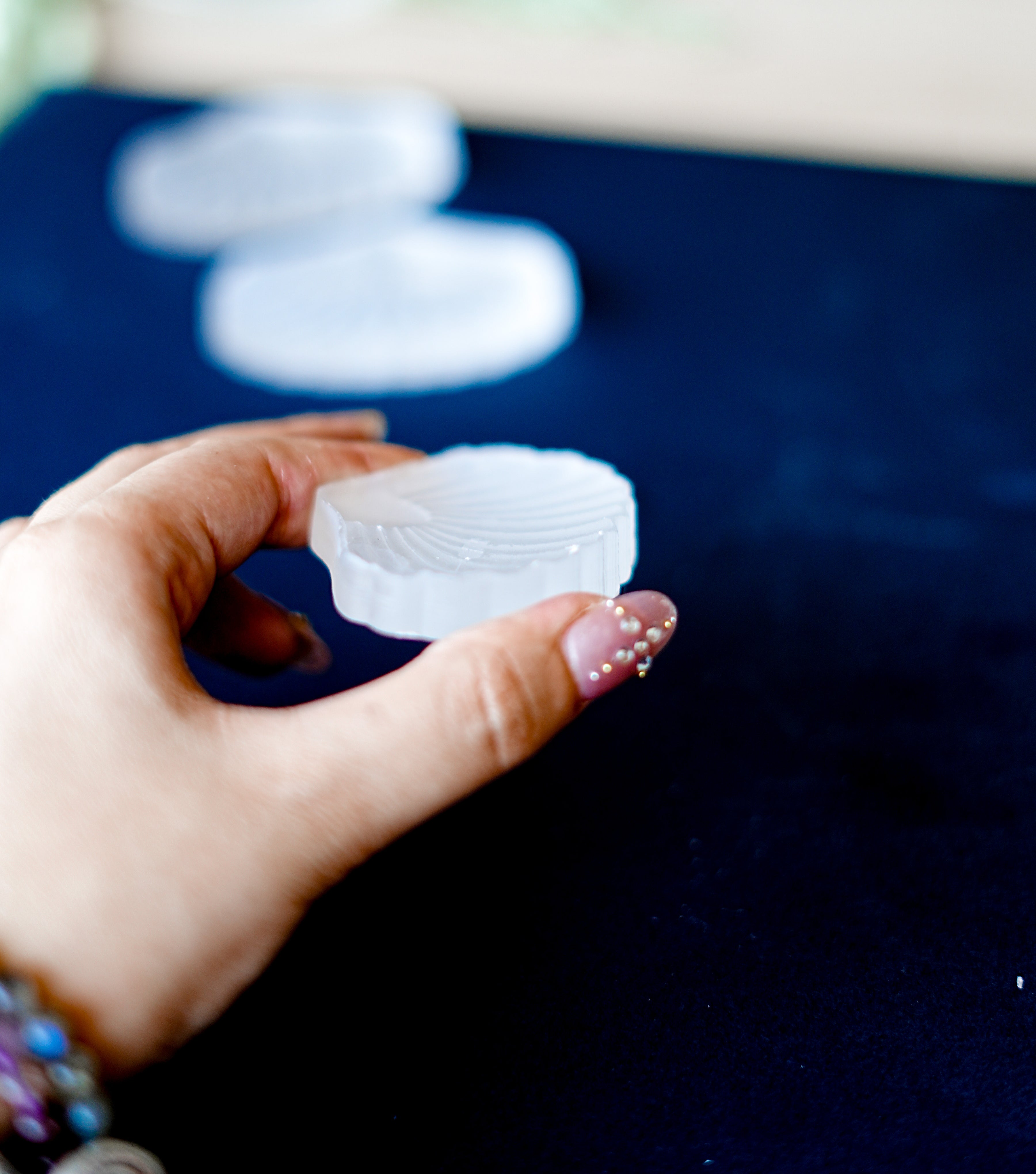 Bowl Pequeño de Selenita en Forma de Concha – Luz, Limpieza y Protección