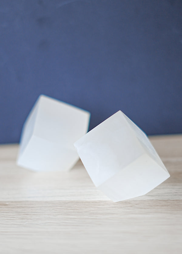 Cubo de Selenita – Luz, Protección y Claridad