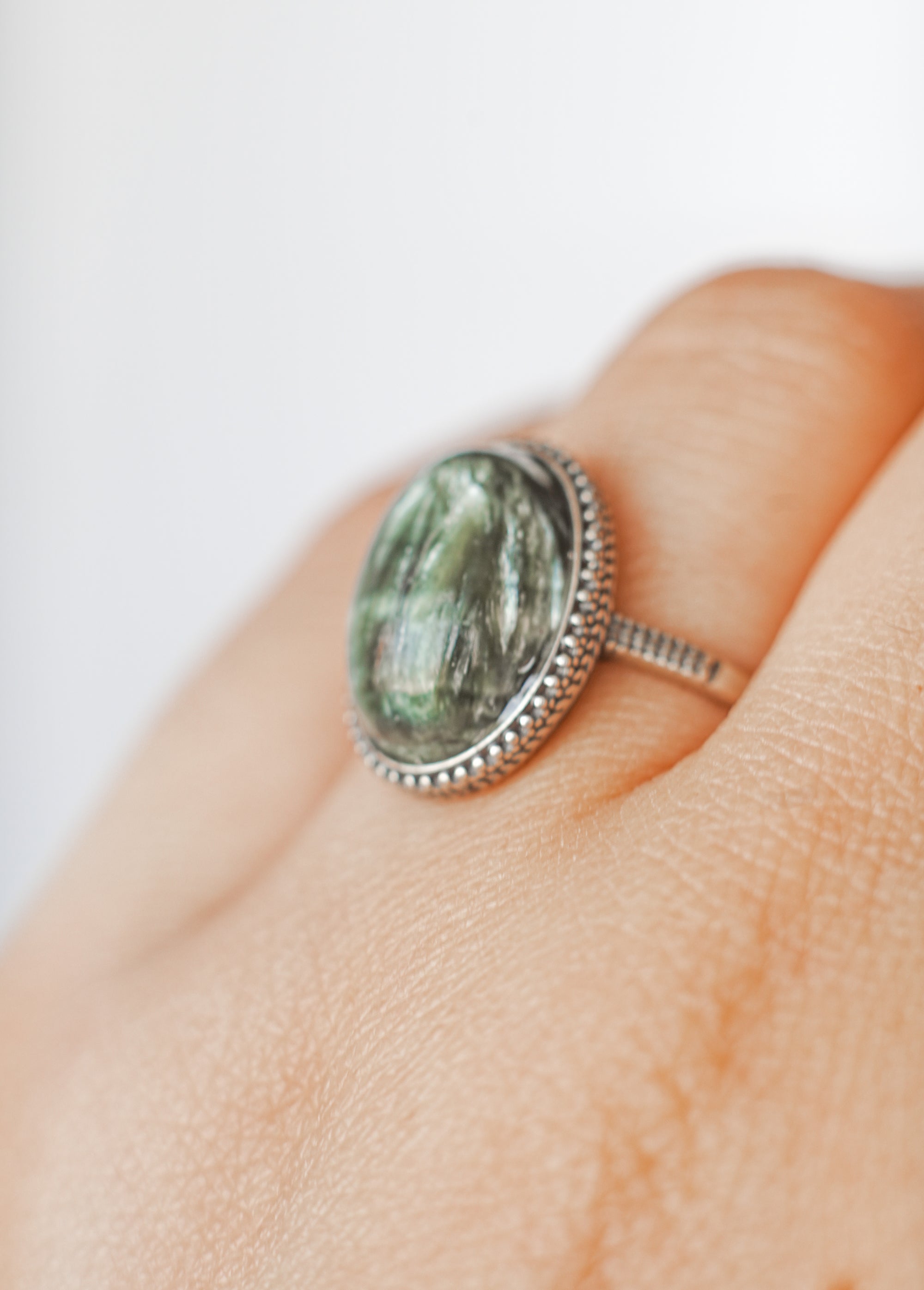 Anillo Corazón de Serafinita en Plata – Sanación, Conexión y Energía Angelical