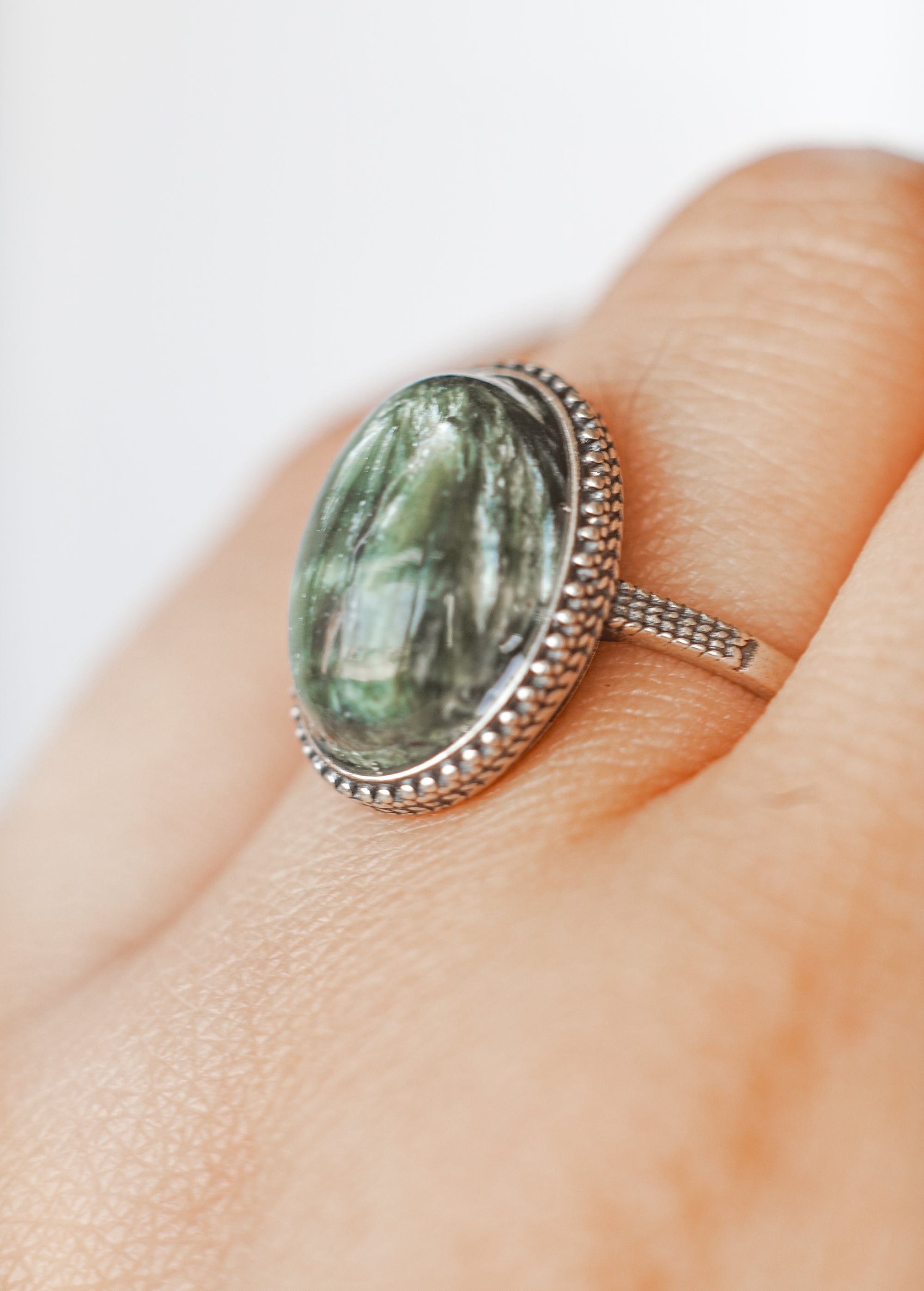 Anillo Corazón de Serafinita en Plata – Sanación, Conexión y Energía Angelical