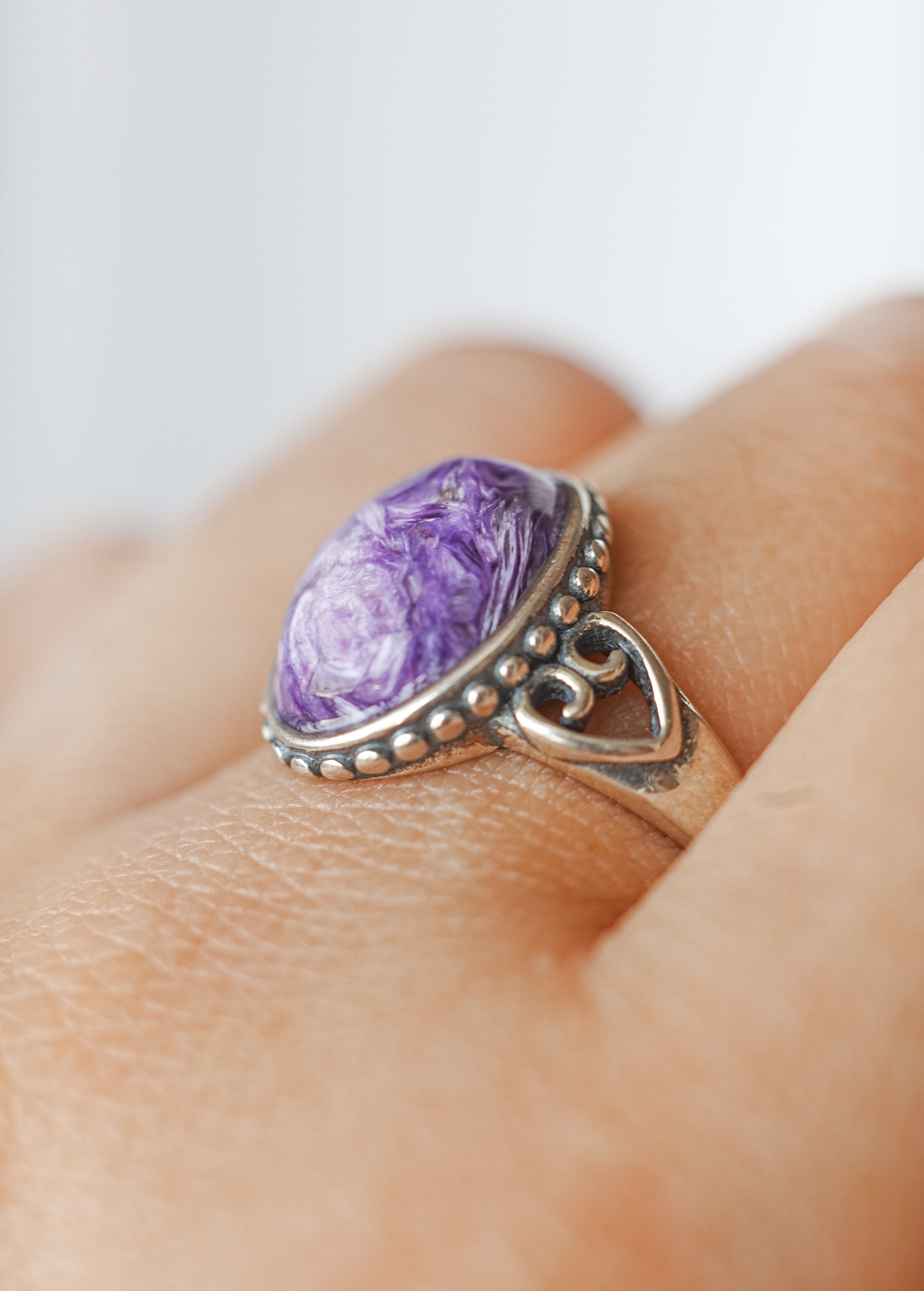 Anillo Corazón de Charoita en Plata – Transformación, Intuición y Sanación Interior