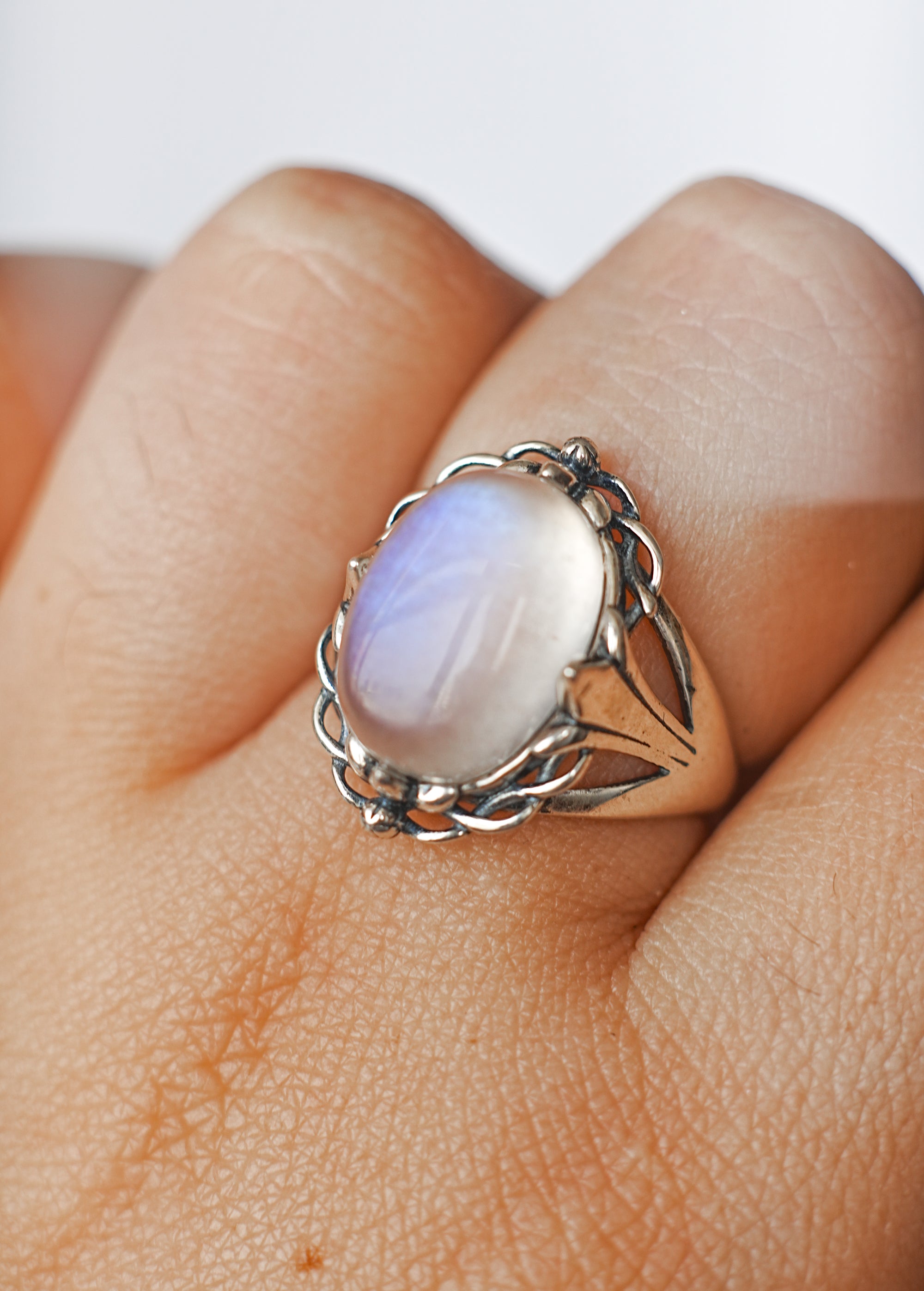Anillo Corazón de Piedra Luna en Plata – Intuición, Equilibrio y Energía Femenina