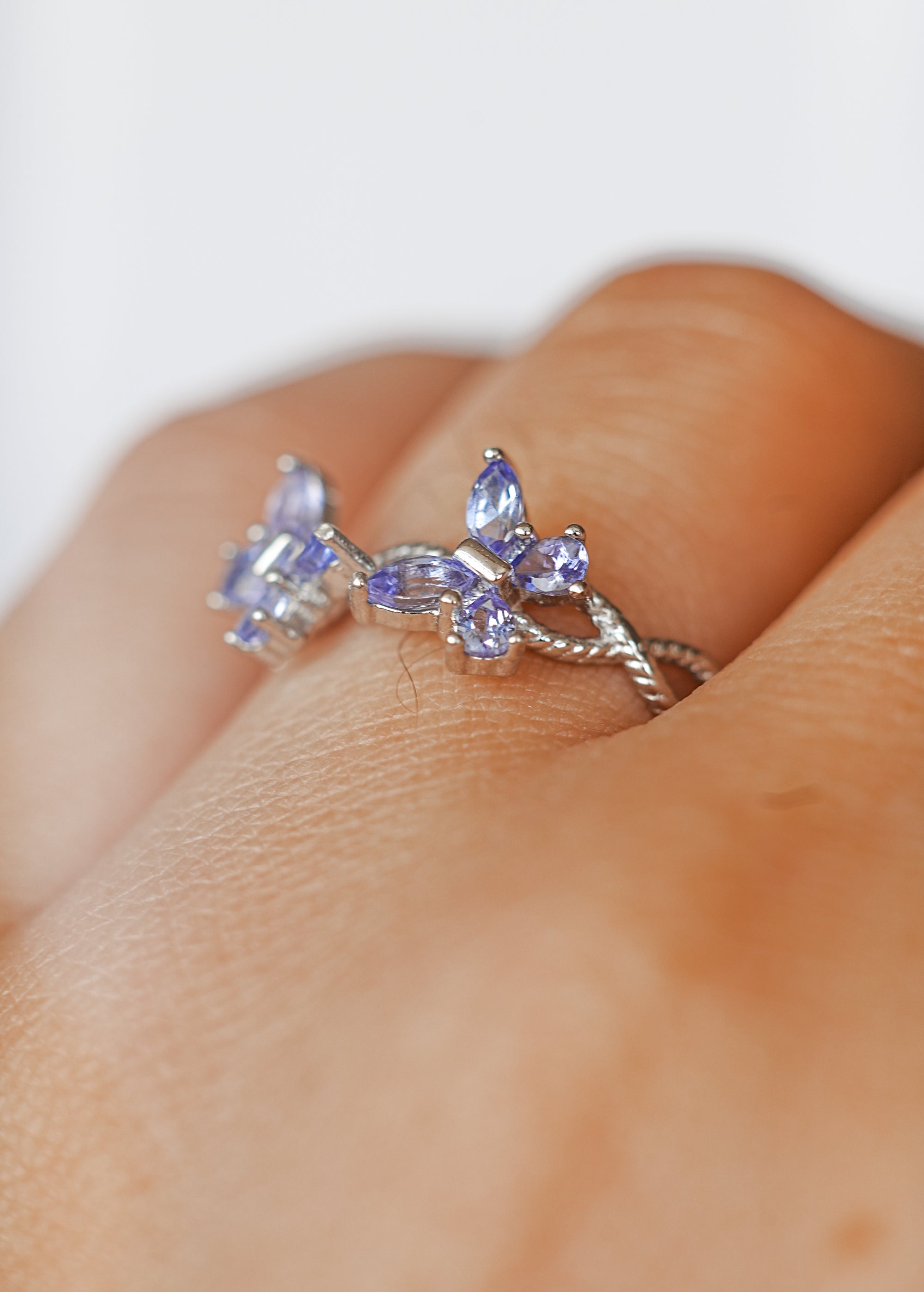 Anillo de Tanzanita con Mariposas en Plata – Transformación, Intuición y Renacimiento