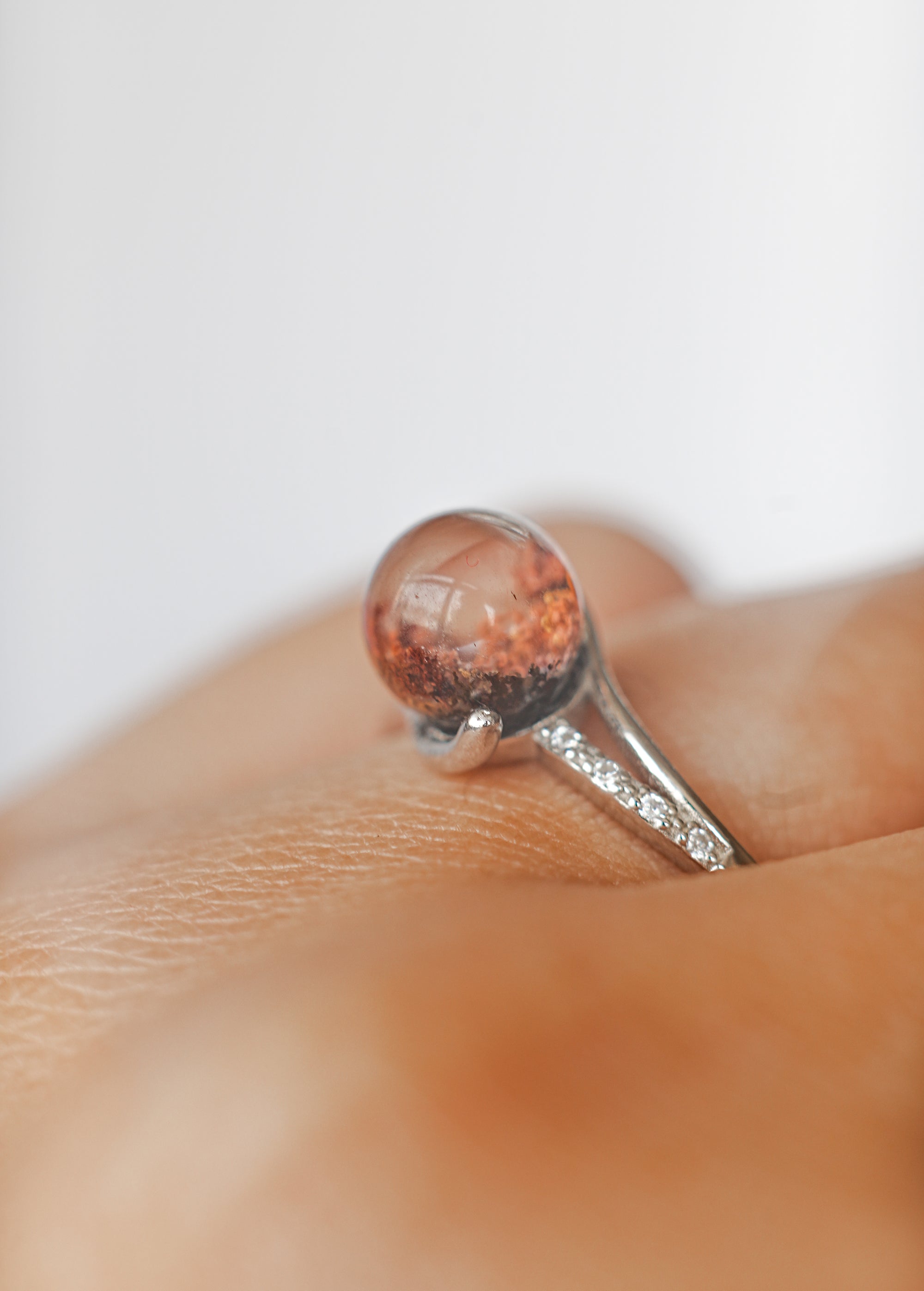 Anillo Redondo de Cuarzo Chamánico en Plata – Visión, Sanación y Conexión Espiritual