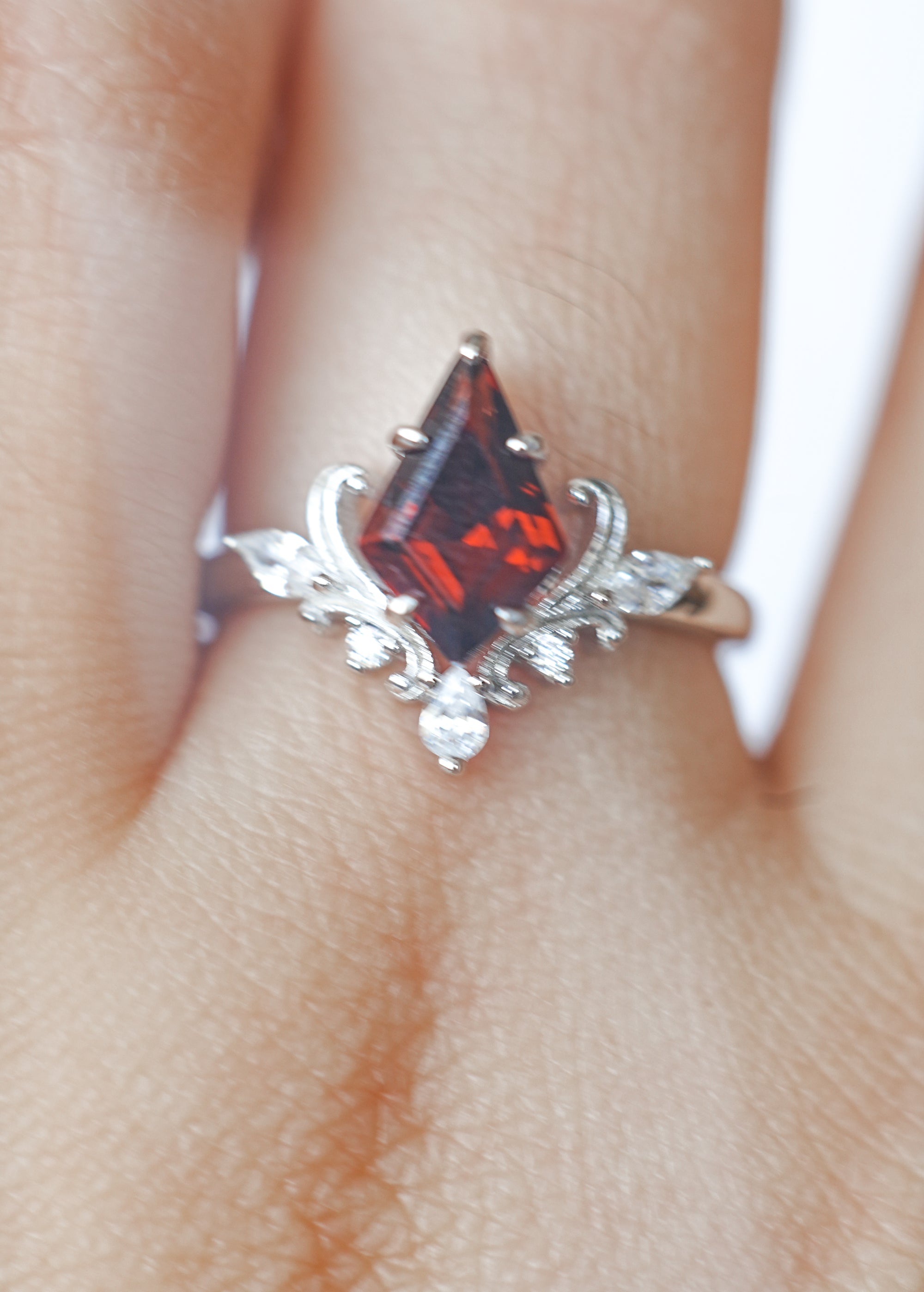 Anillo de Granate en Plata – Pasión, Energía y Confianza