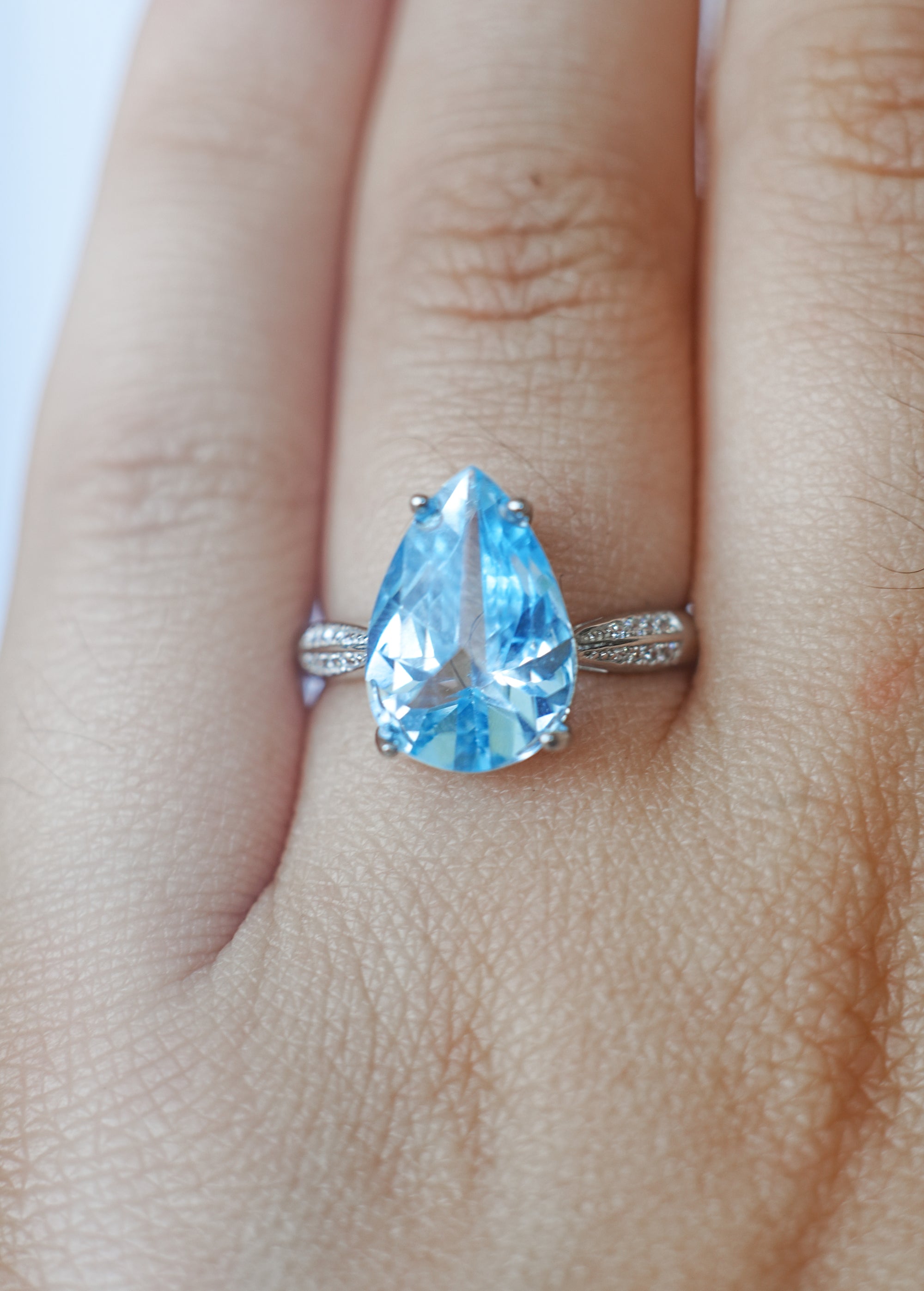 Anillo de Topacio Azul en Plata – Calidad Extra y Adaptable – Claridad, Calma y Comunicación