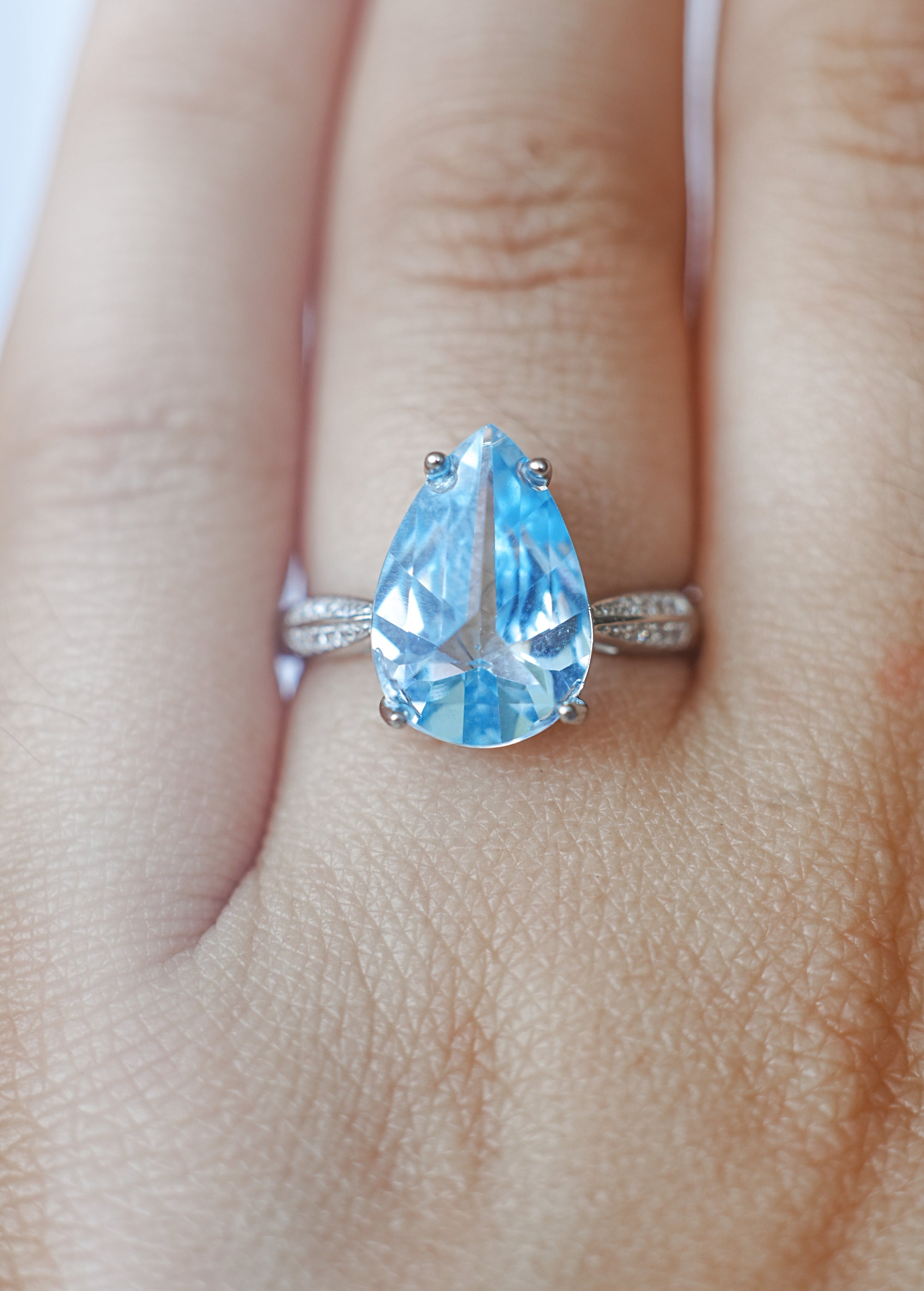 Anillo de Topacio Azul en Plata – Calidad Extra y Adaptable – Claridad, Calma y Comunicación