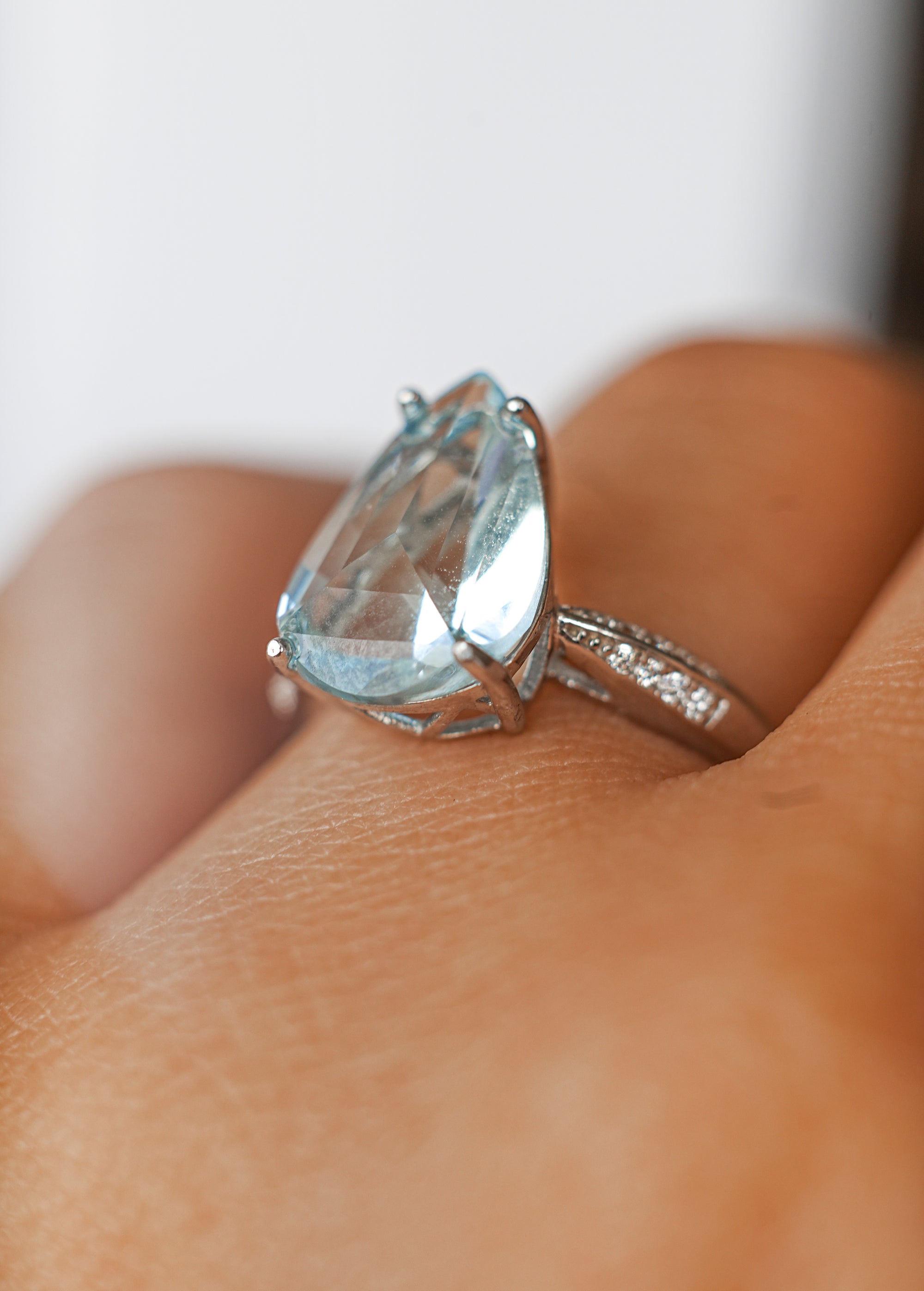 Anillo de Topacio Azul en Plata – Calidad Extra y Adaptable – Claridad, Calma y Comunicación