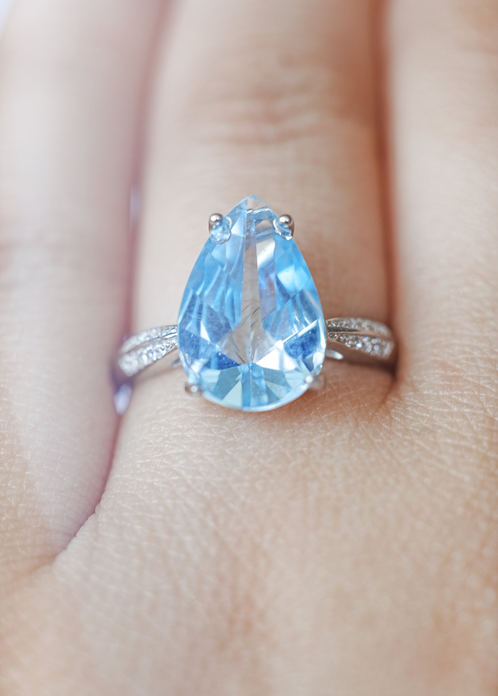 Anillo de Topacio Azul en Plata – Calidad Extra y Adaptable – Claridad, Calma y Comunicación