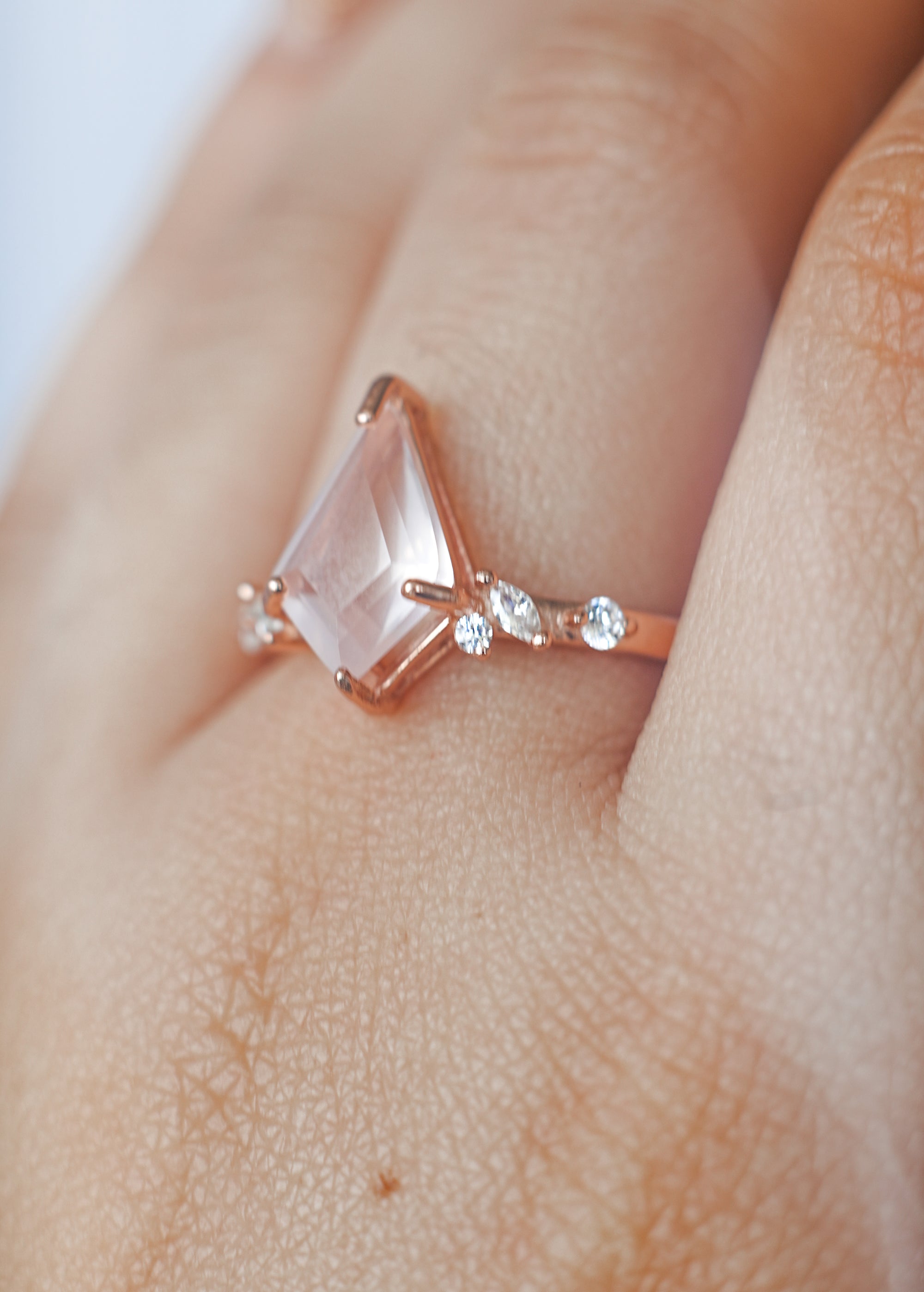 Anillo de Cuarzo Rosa en Oro Rosa – Amor, Calma y Armonía