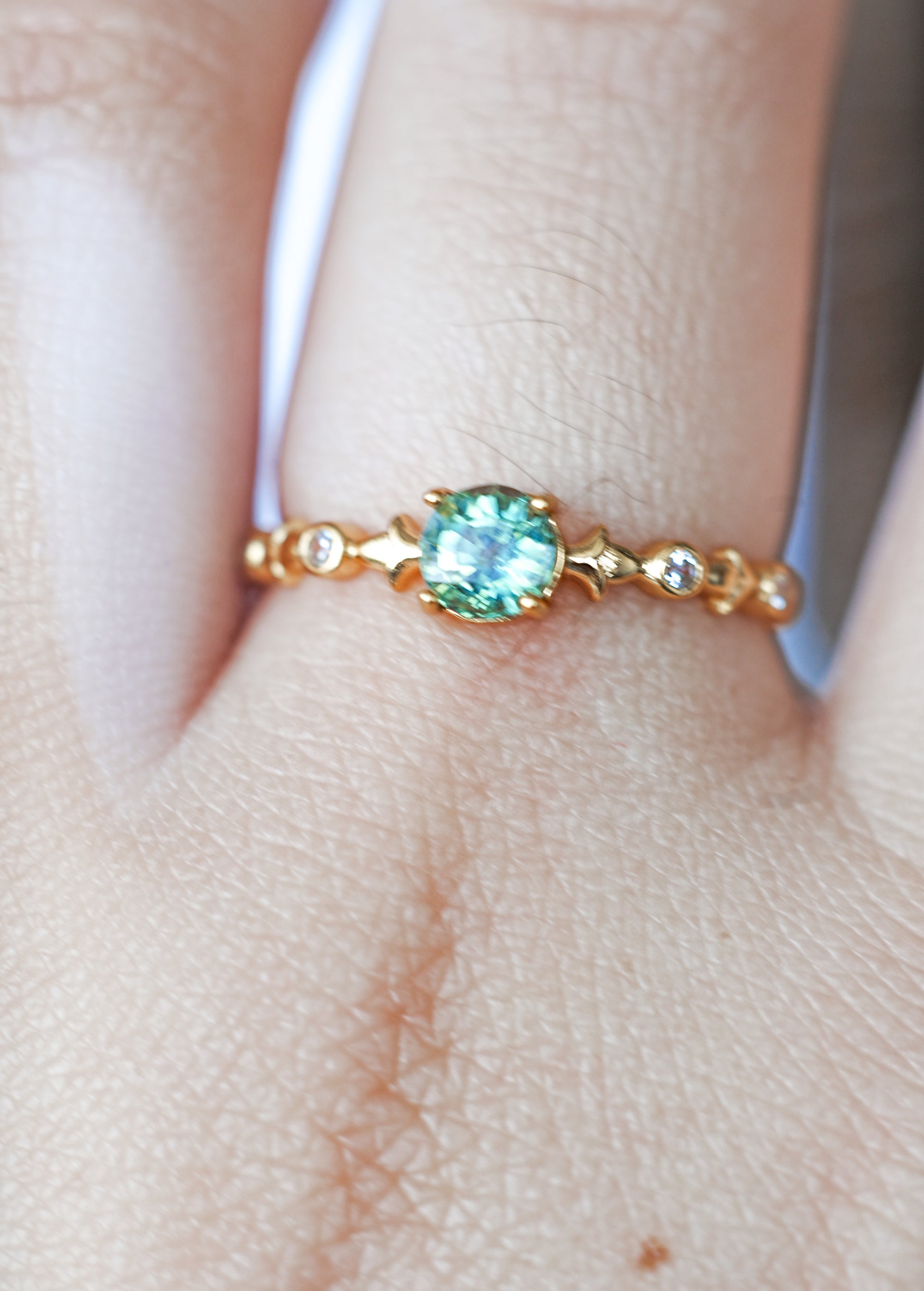 Anillo de Zafiro Verde en Plata – Sabiduría, Prosperidad y Armonía