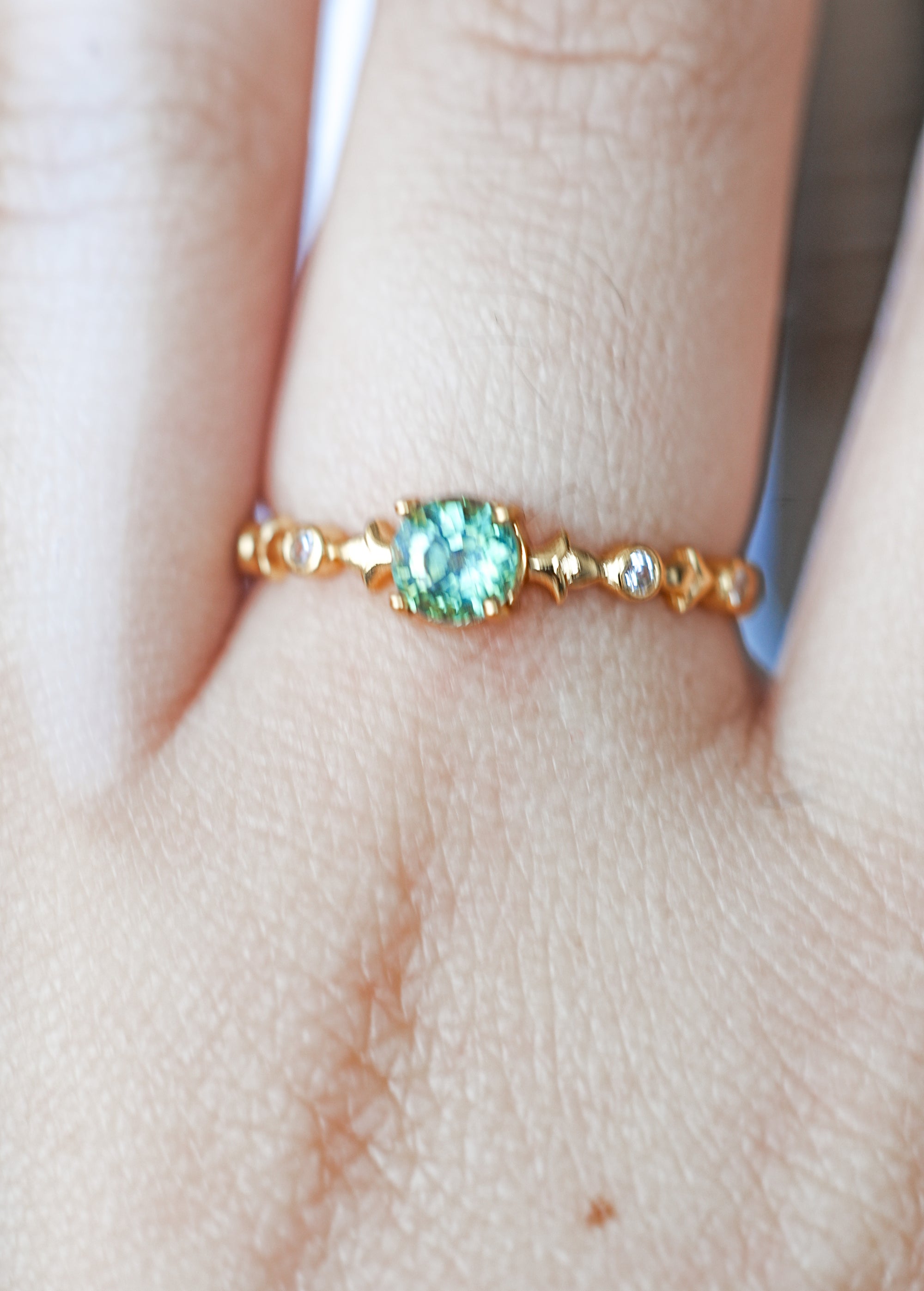 Anillo de Zafiro Verde en Plata – Sabiduría, Prosperidad y Armonía