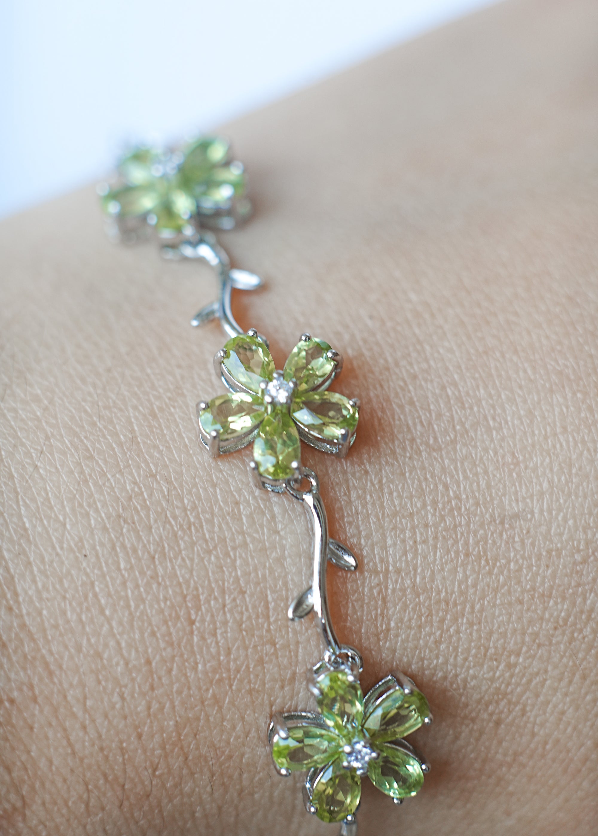 Brazalete de Plata en Forma de Flor con Aguamarina, Amatista o Peridoto – Belleza, Energía y Armonía