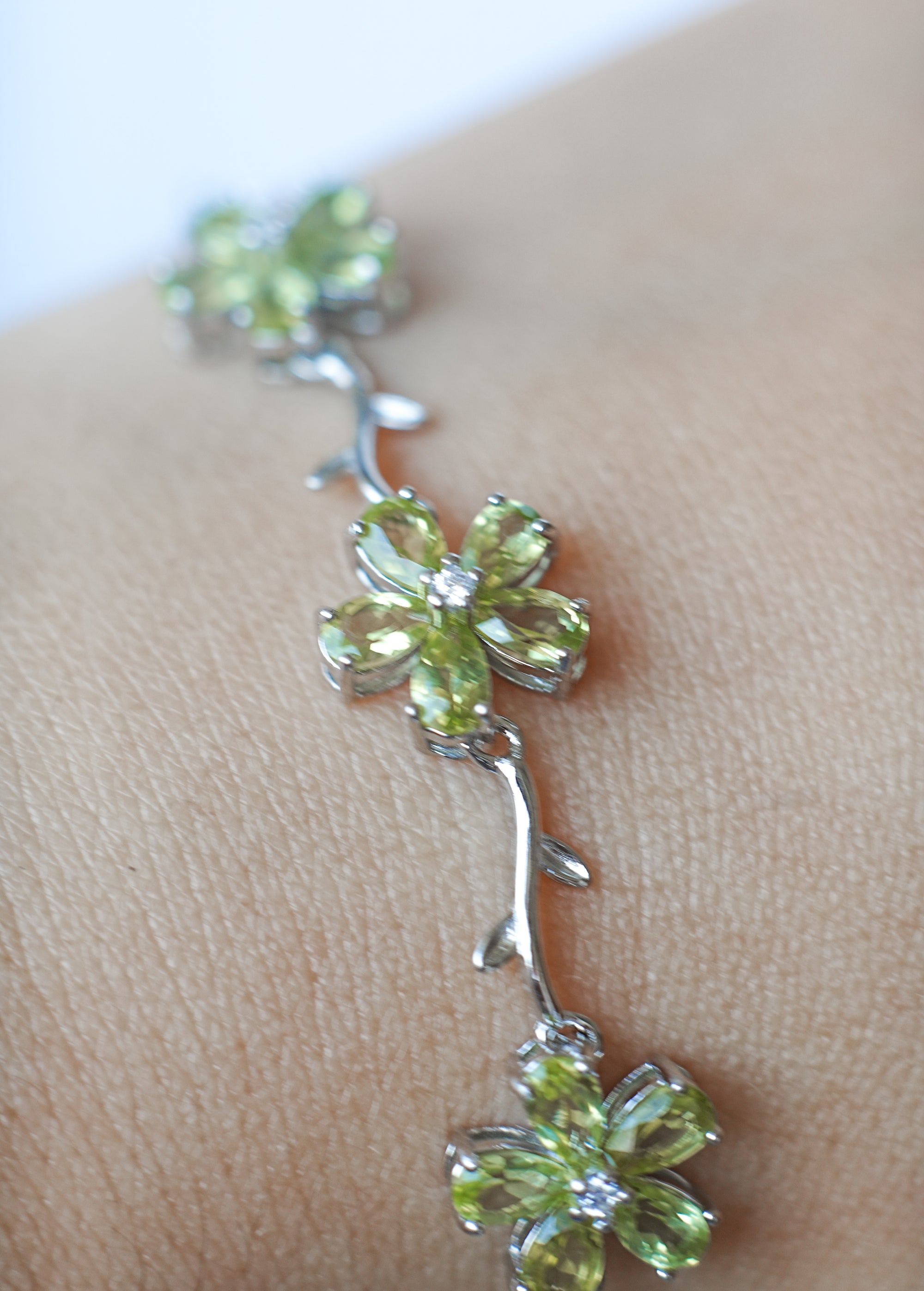 Brazalete de Plata en Forma de Flor con Aguamarina, Amatista o Peridoto – Belleza, Energía y Armonía