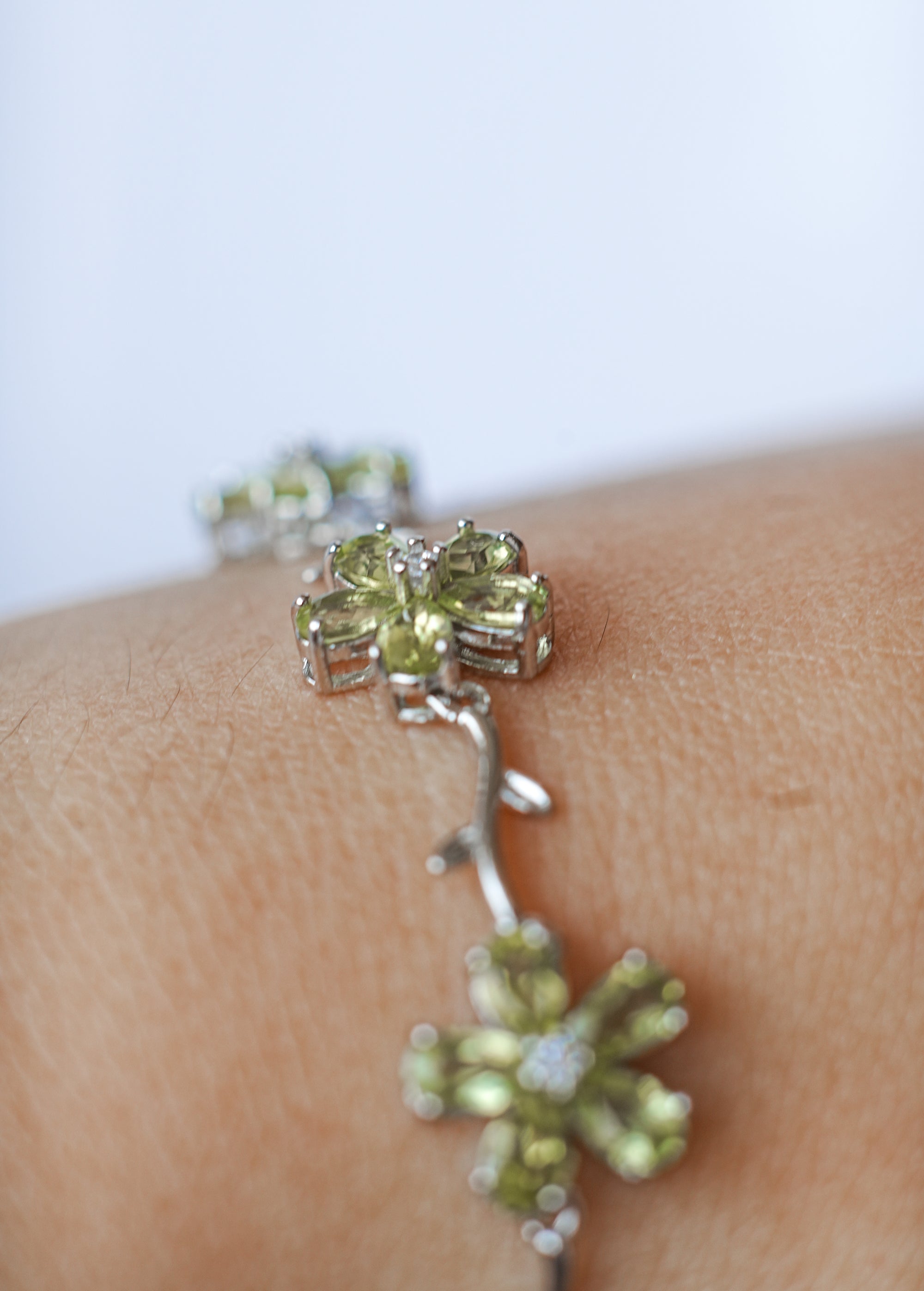 Brazalete de Plata en Forma de Flor con Aguamarina, Amatista o Peridoto – Belleza, Energía y Armonía
