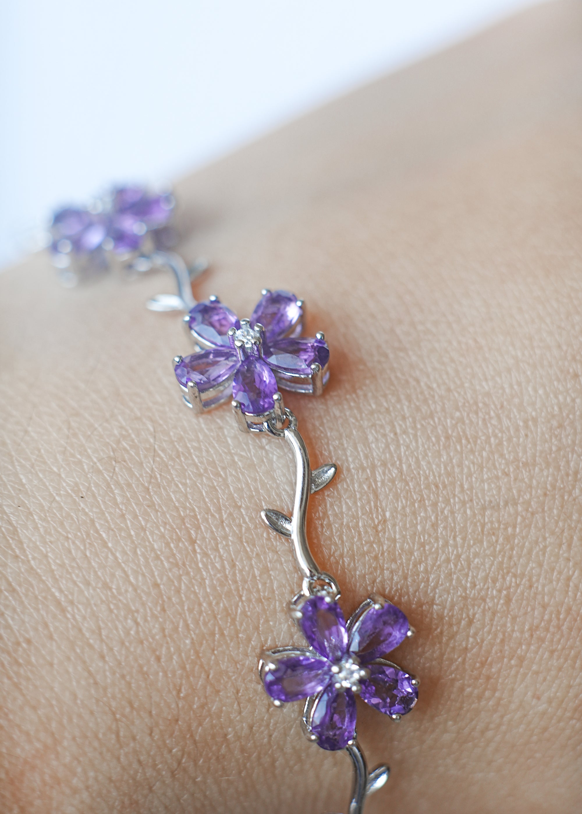 Brazalete de Plata en Forma de Flor con Aguamarina, Amatista o Peridoto – Belleza, Energía y Armonía