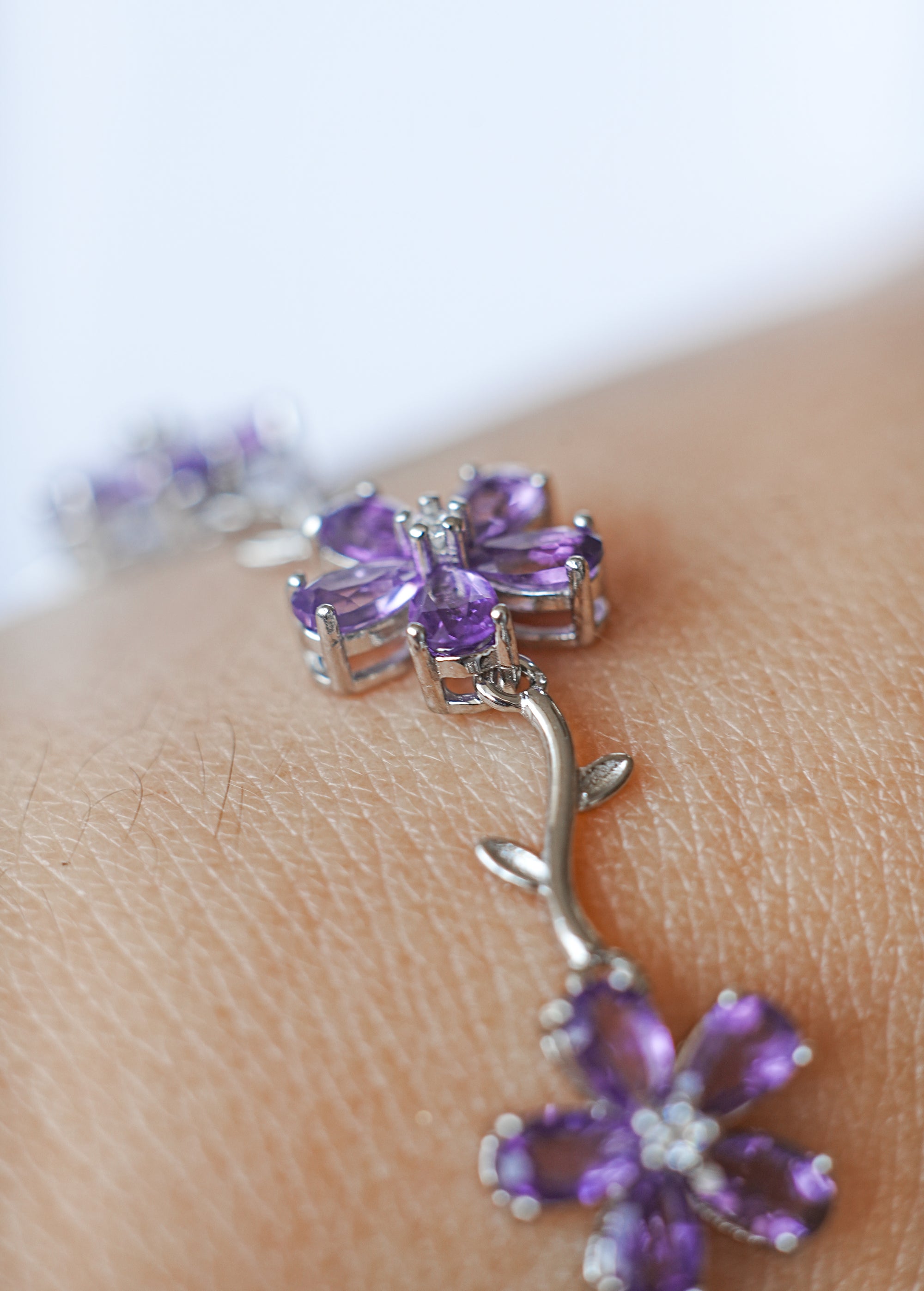 Brazalete de Plata en Forma de Flor con Aguamarina, Amatista o Peridoto – Belleza, Energía y Armonía