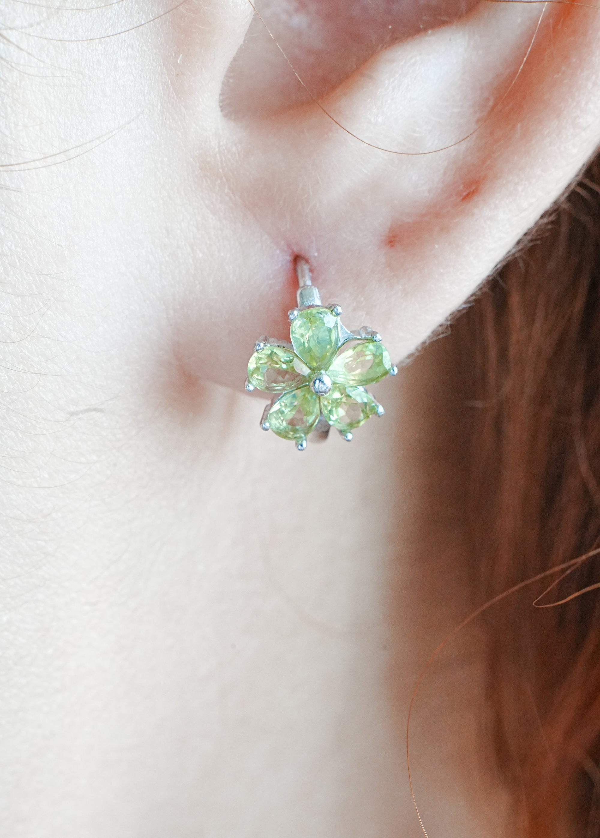 Pendientes de Aro en Plata con Peridoto, Amatista o Granate – Energía, Protección y Elegancia
