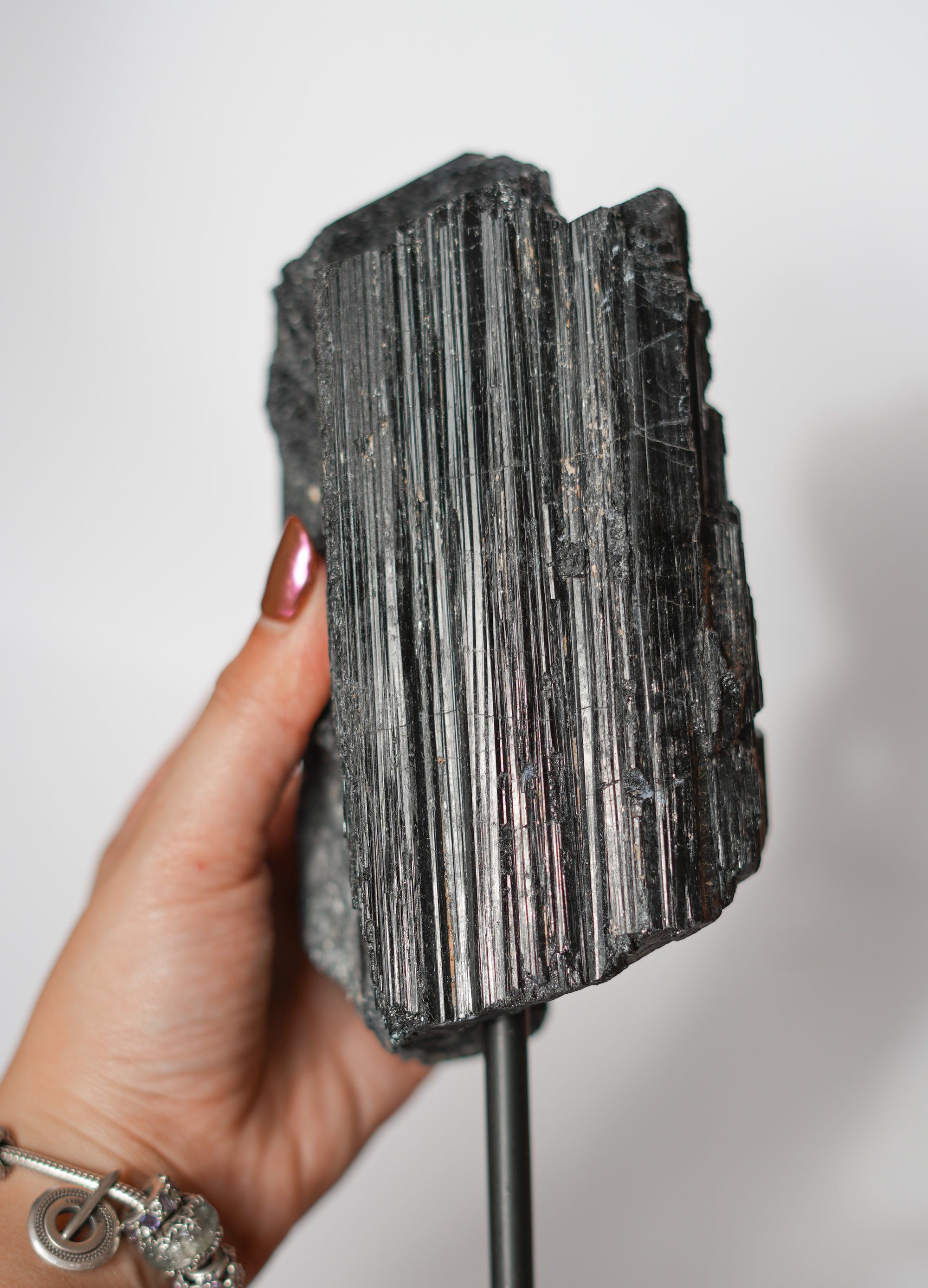 Turmalina Negra Grande en Base de Metal – Protección, Enraizamiento y Fuerza